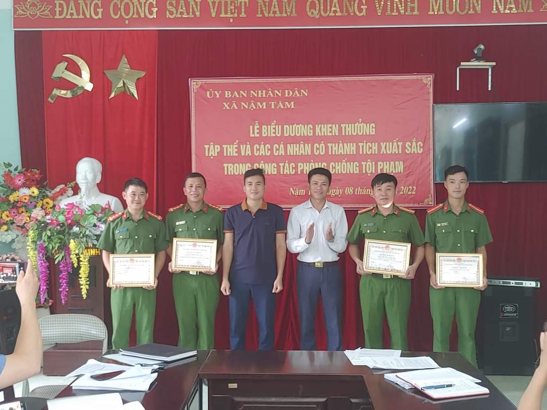 Đại úy Nguyễn Quốc Công (thứ 2 từ trái sang) được chính quyền địa phương khen thưởng với nhiều thành tích xuất sắc trong công tác phòng chống tội phạm