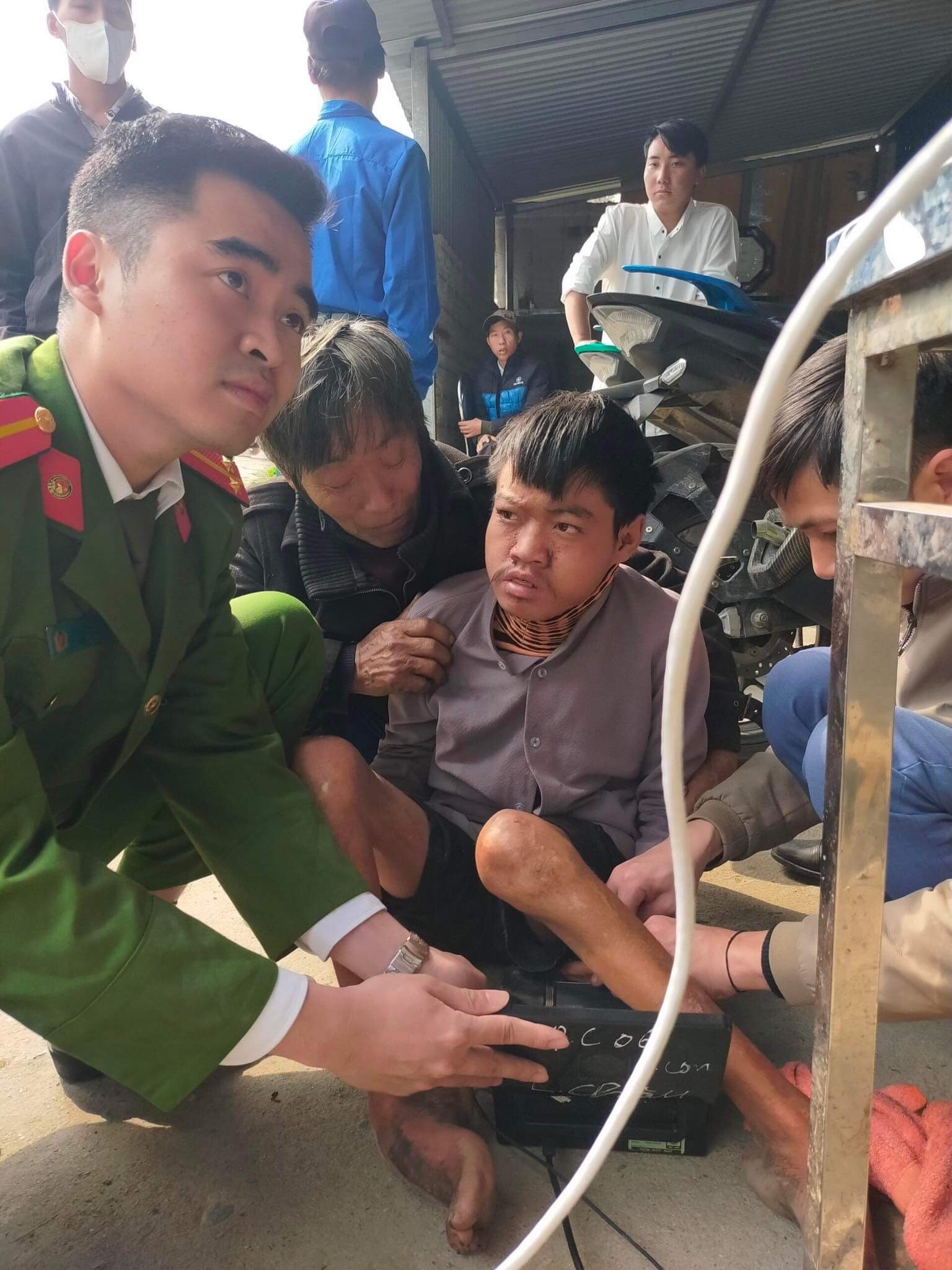 Ảnh: Cán bộ Đội Cảnh sát QLHC về TTXH, Công an huyện Phong Thổ trực tiếp hỗ trợ người dân cấp căn cước tại xã Pa Vây Sử