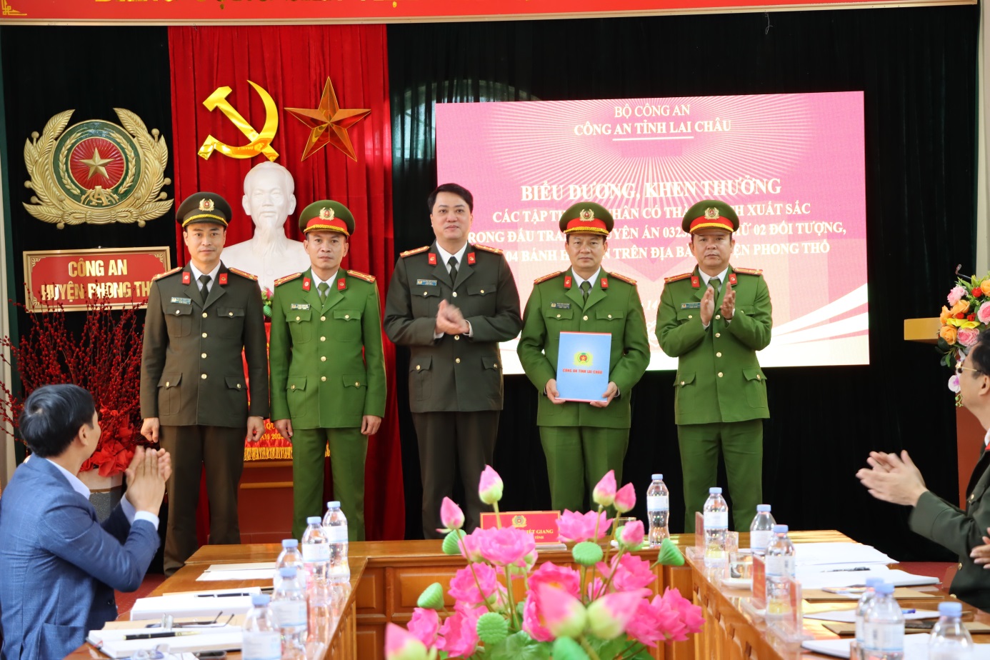 Đại tá Nguyễn Viết Giang, Giám đốc Công an tỉnh Lai Châu biểu dương khen thưởng Ban Chuyên án