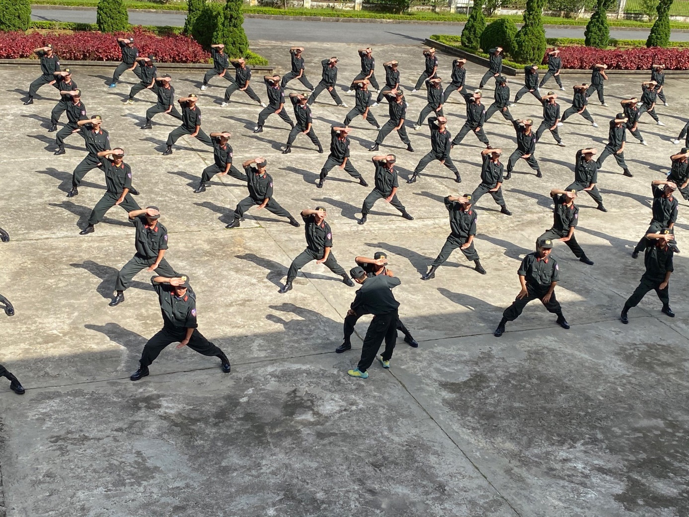 Cán bộ huấn luyện bám sát thao trường, chỉnh từng động tác, tư thế trong huấn luyện võ chiến đấu cho CBCS
