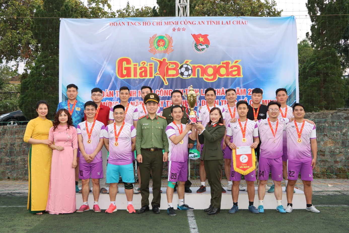 Đồng Chí Ngô Mạnh QUân - Bí thư Đoàn thanh niên Công an tỉnh Trao tặng Cúp và cờ giải nhất cho đội bóng vô địch