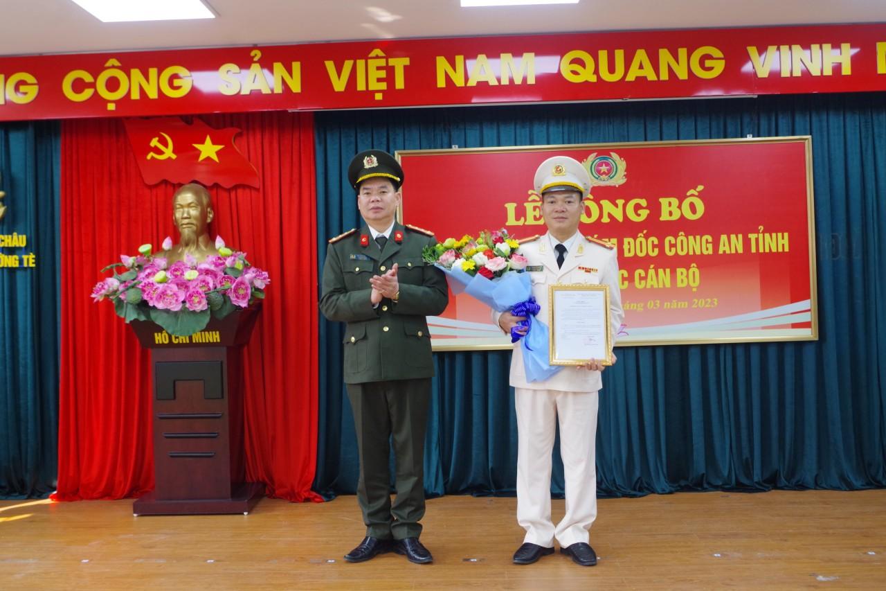 Đồng chí Đại tá Tao Văn Trường, Phó Giám đốc Công an tỉnh trao quyết định bổ nhiệm lại  đồng chí Trung tá Phạm Văn Duyệt Phó trưởng Công an huyện Mường Tè