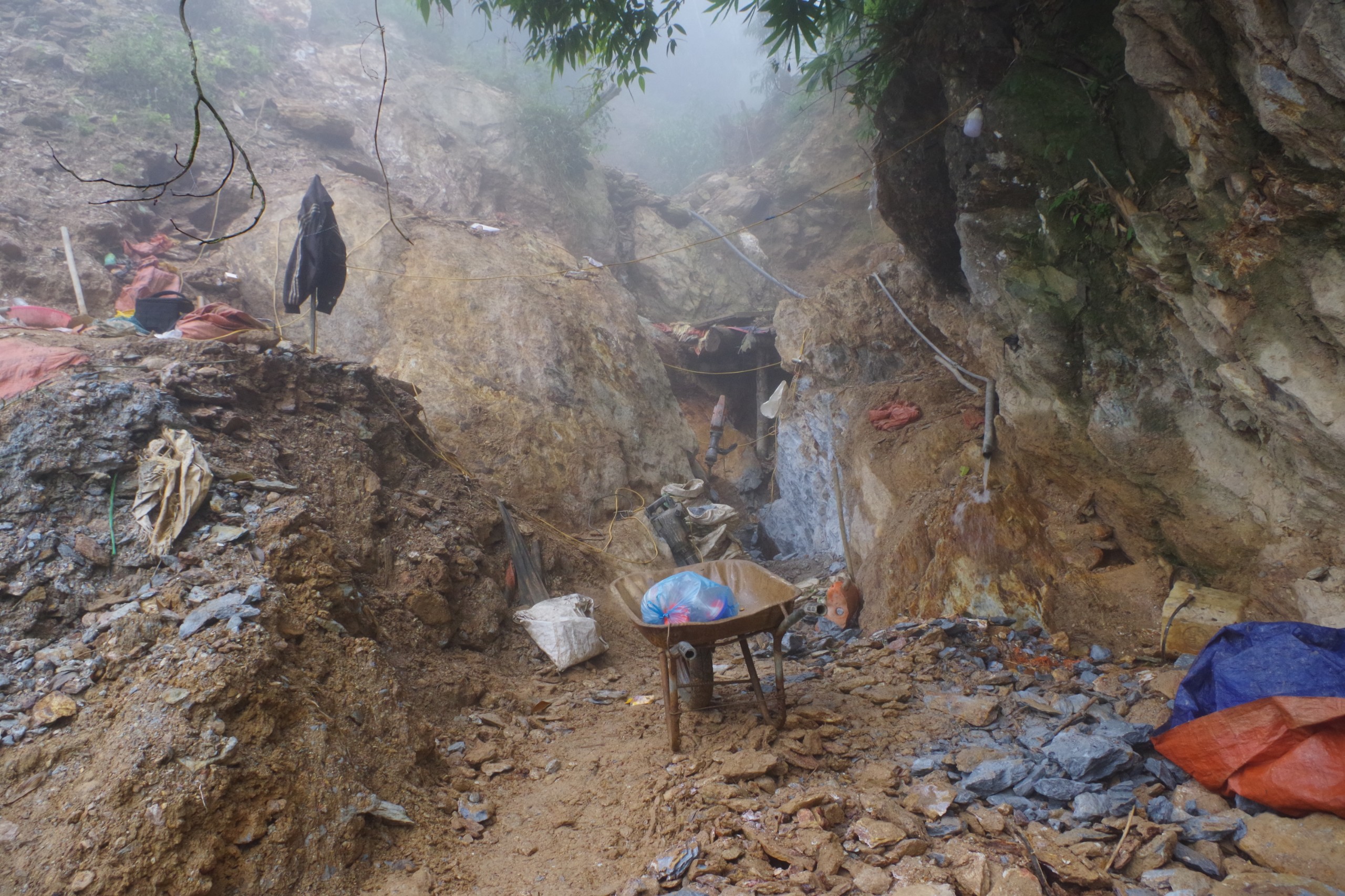 Công an Huyện Mường Tè bắt giữ 06 đối tượng về hành vi "khai thác khoáng sản trái phép”