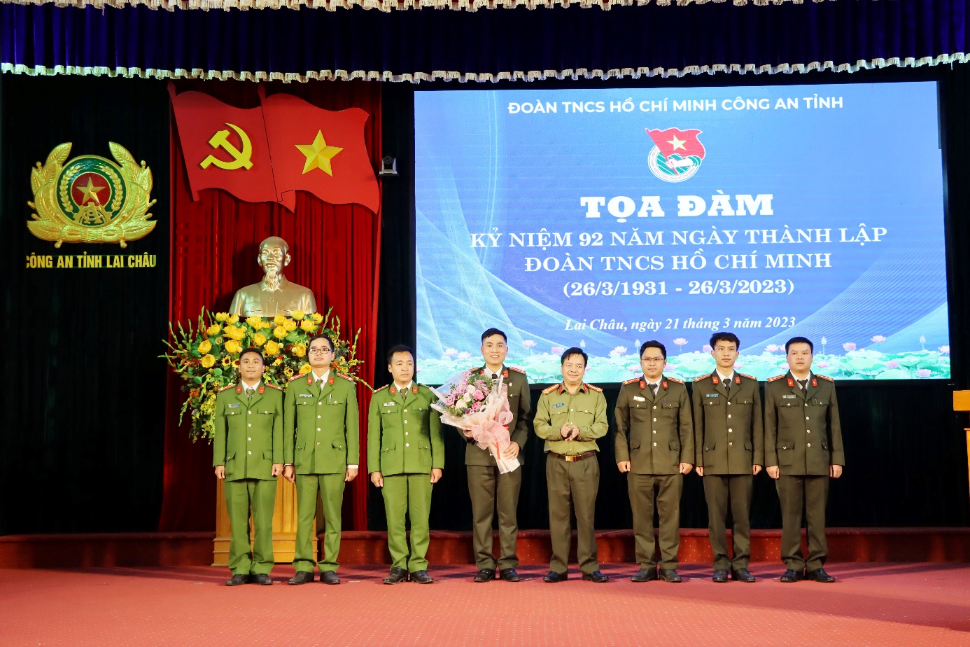 Đại tá Sùng A Súa - Phó giám đốc Công an tỉnh tặng hoa chúc mừng Đoàn TN Công an tỉnh nhân 92 năm Ngày thành lập đoàn TNCS Hồ Chí Minh