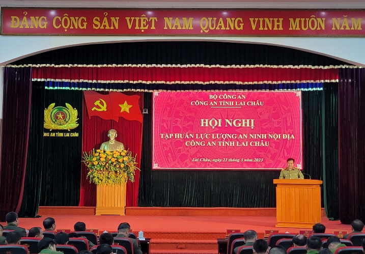 Đồng chí Đại tá Sùng A Súa – Phó Giám đốc Công an tỉnh phát biểu tại Hội nghị.