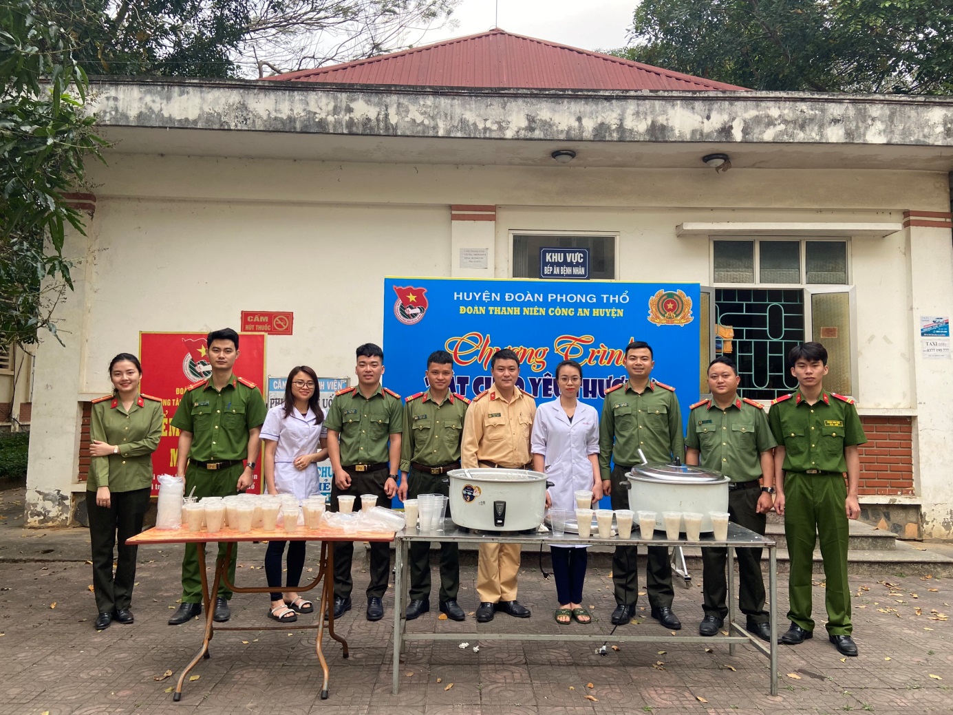 Chương trình “Bát cháo tình thương” tại Trung tâm Y tế huyện Phong Thổ