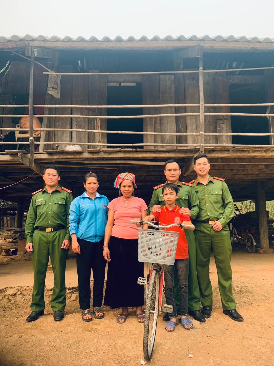 CBCS, ĐVTN Công an Thị trấn Than Uyên tặng xe đạp cho em Lò Tuấn Giang - Em nuôi của Đoàn