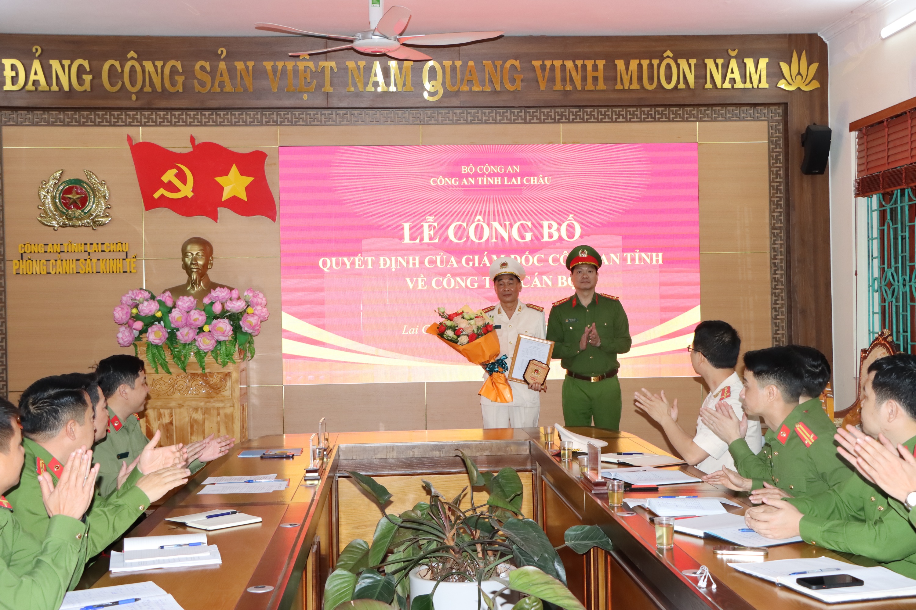 Đại tá Phạm Hải Đăng, Phó giám đốc Công an tỉnh trao quyết định và tặng hoa chúc mừng