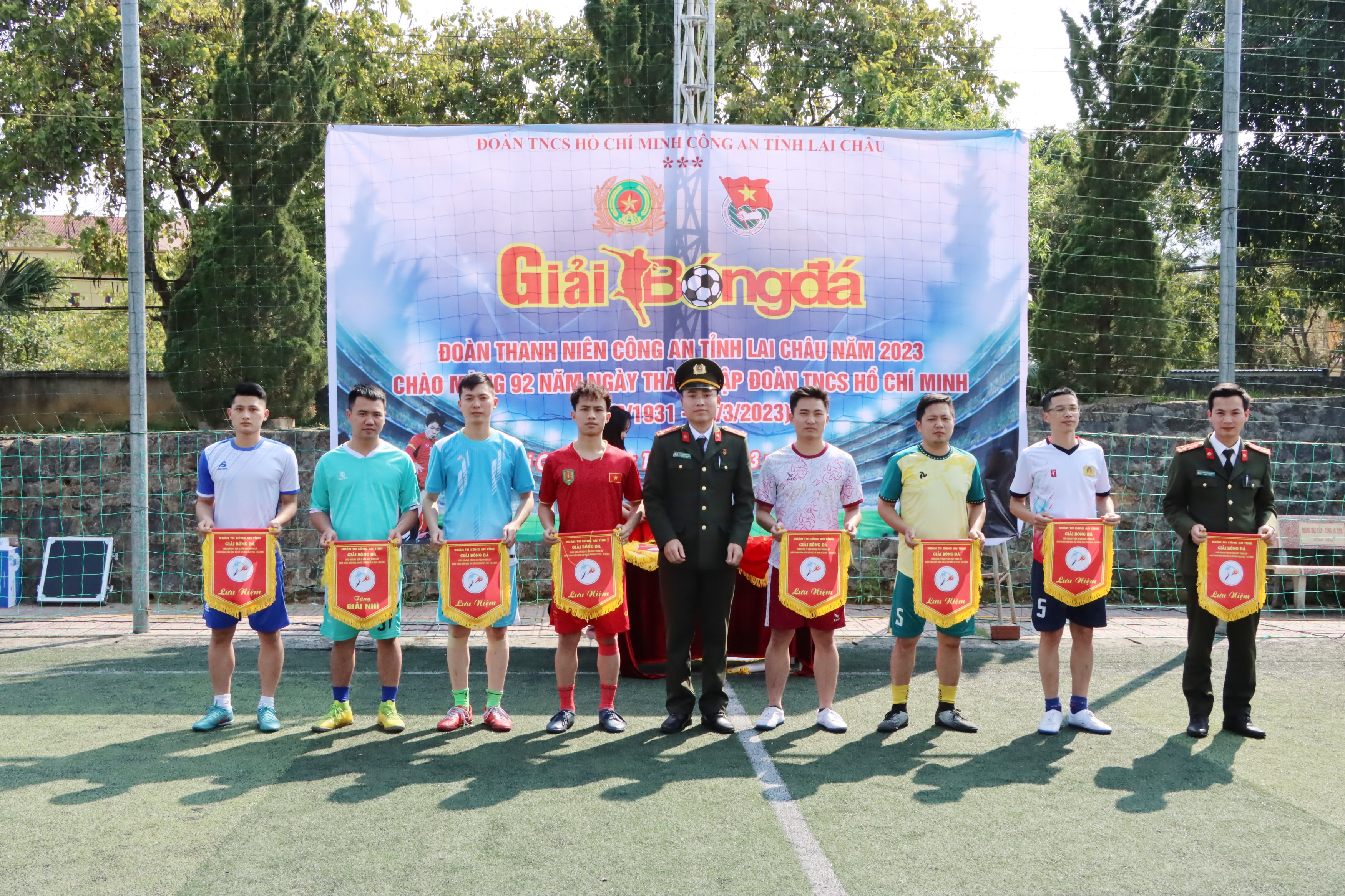 Đồng chí Bí thư Đoàn thanh niên Công an tỉnh trao tặng cờ lưu niệm  cho các đội bóng