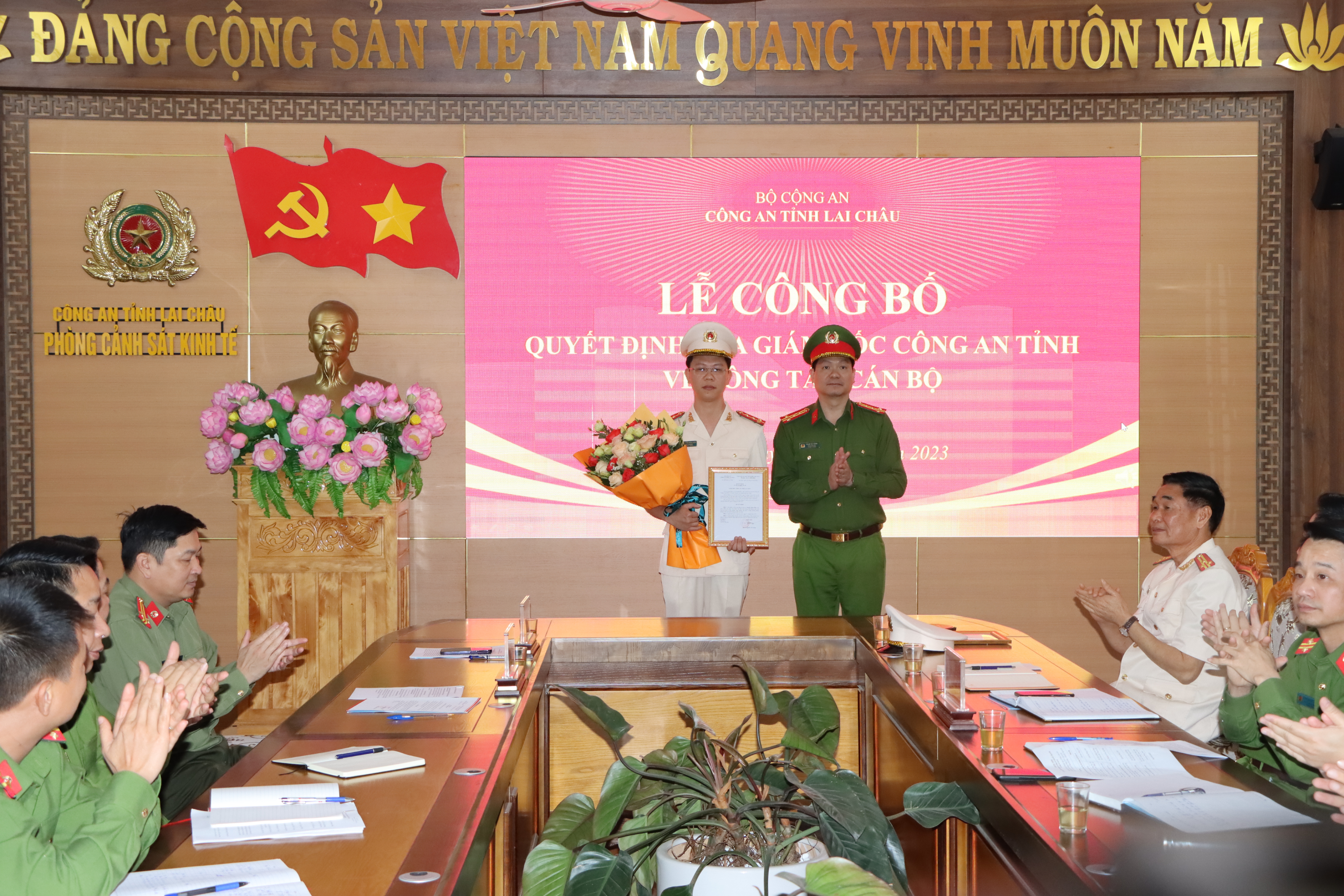 Đại tá Phạm Hải Đăng, Phó giám đốc Công an tỉnh trao quyết định và tặng hoa chúc mừng tân Phó trưởng Phòng
