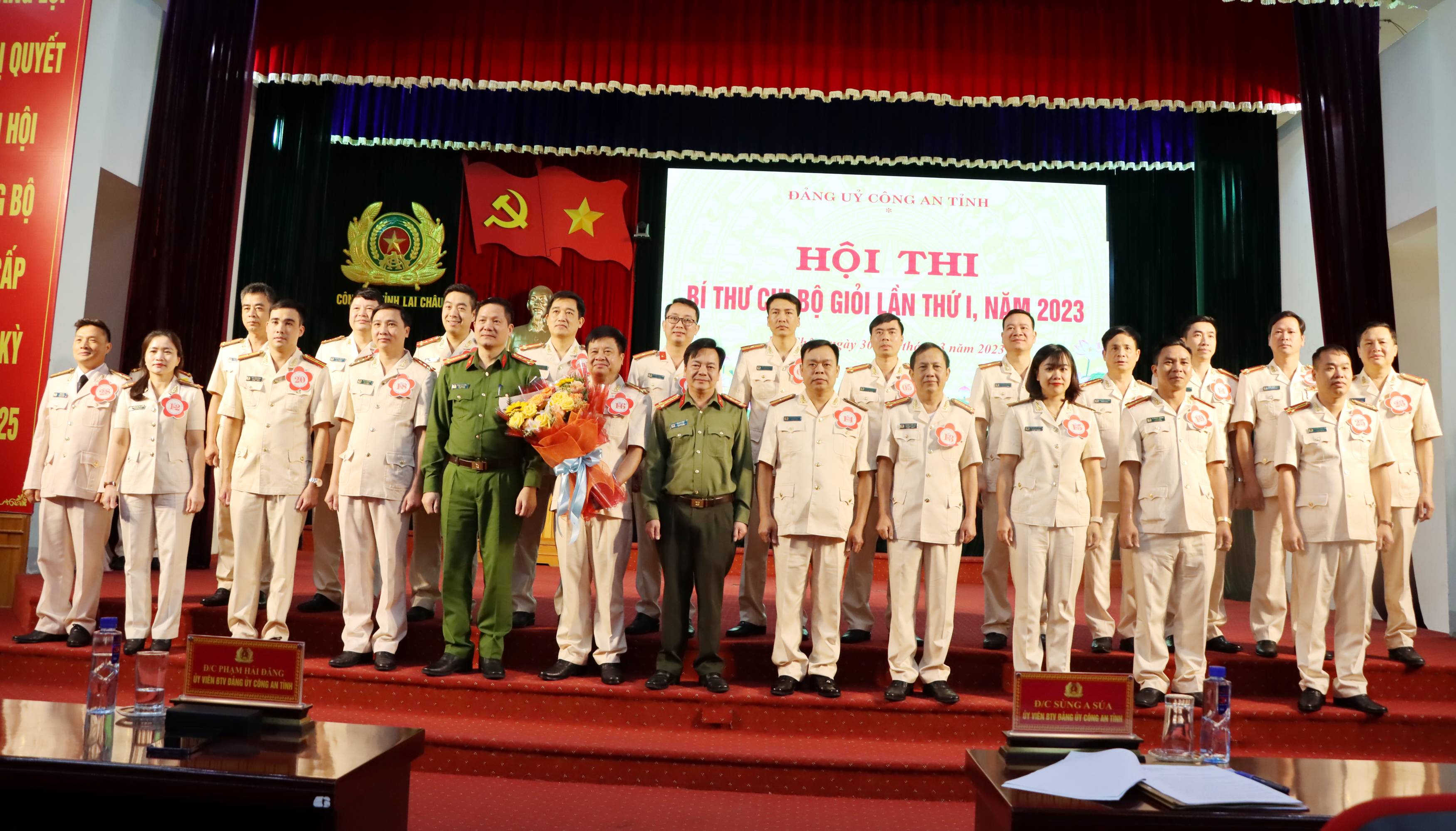 Đại tá Sùng A Súa và Đại tá Phạm Hải Đăng - Phó Giám đốc Công an tỉnh tặng hoa chúc mừng các thí sinh
