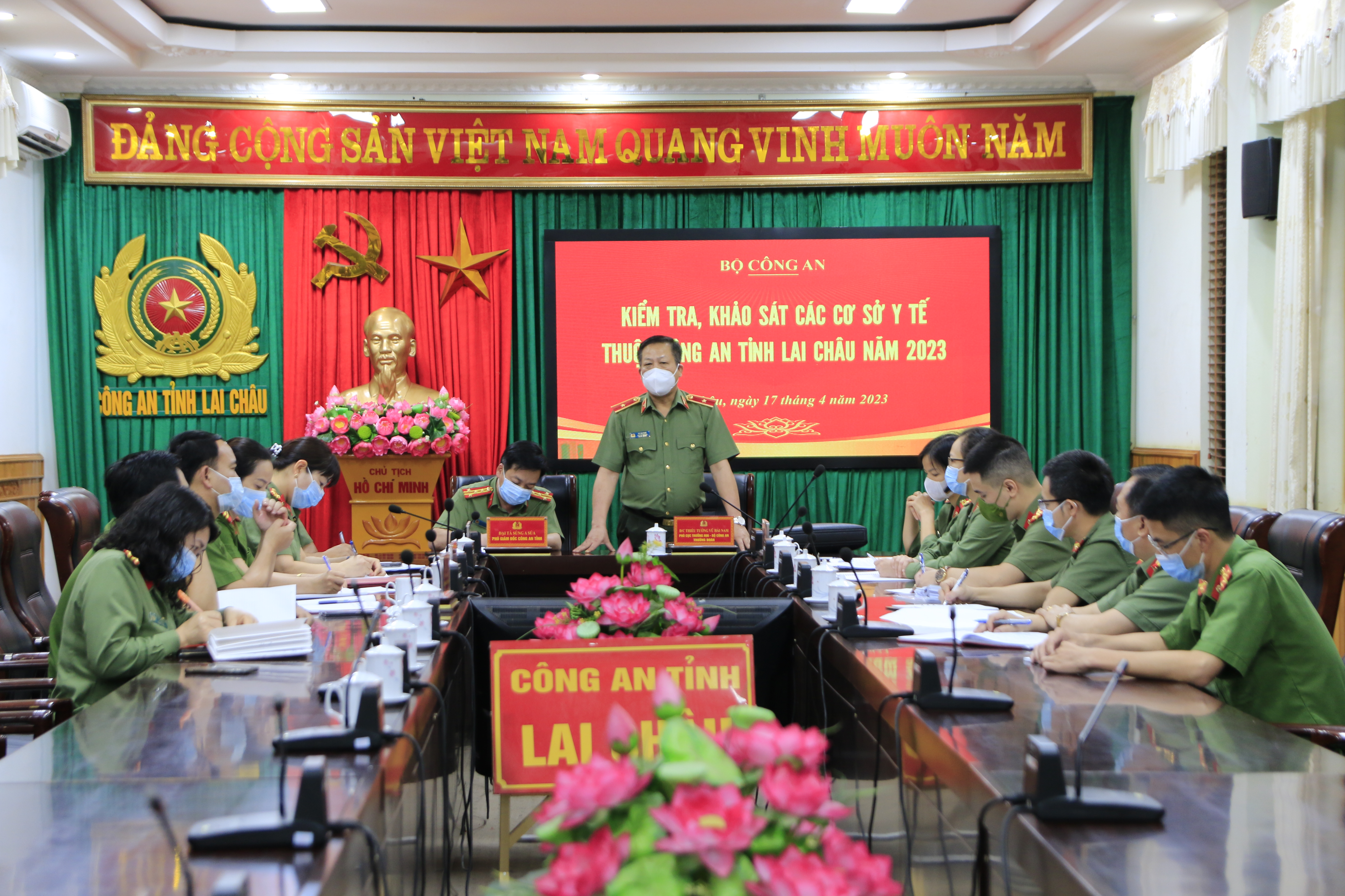 Đồng chí Thiếu tướng Vũ Hải Nam, Phó Cục trưởng Cục y tế, Bộ Công an phát biểu tại buổi làm việc