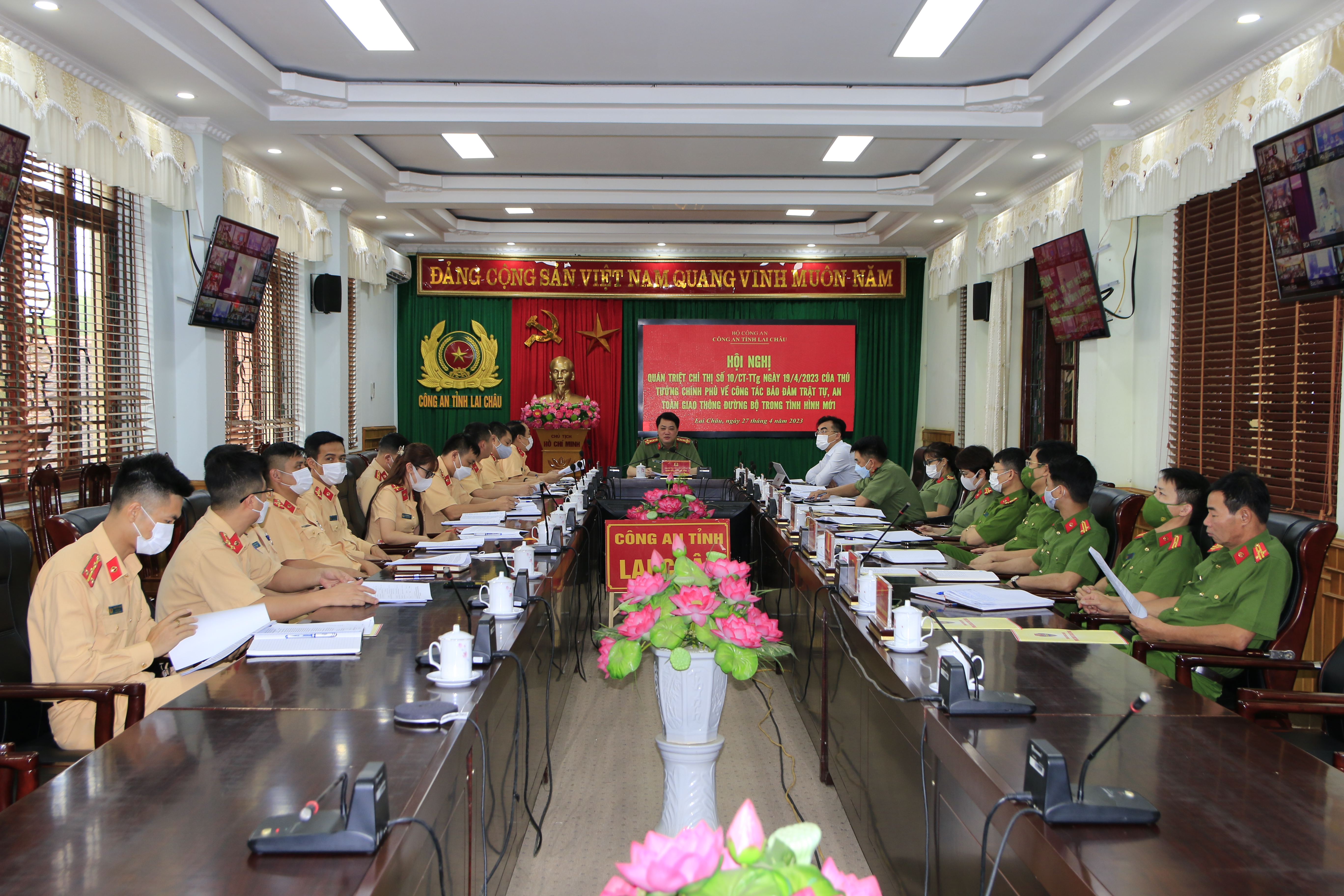 Đại tá Nguyễn Viết Giang - Giám đốc Công an tỉnh dự hội nghị tại điểm cầu Công an tỉnh