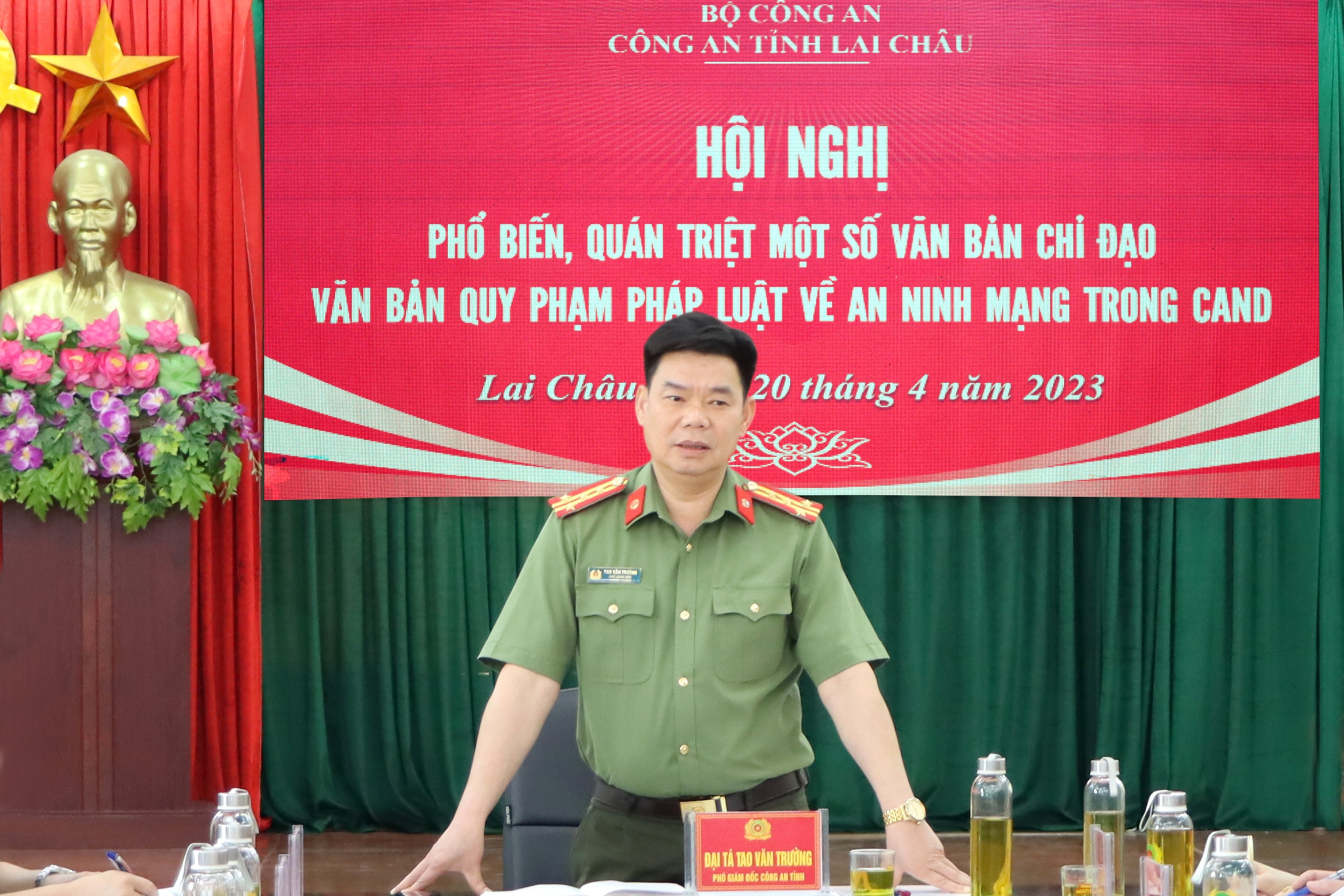 Đại tá Tao Văn Trường - Phó giám đốc Công an tỉnh phát biểu tại Hội nghị