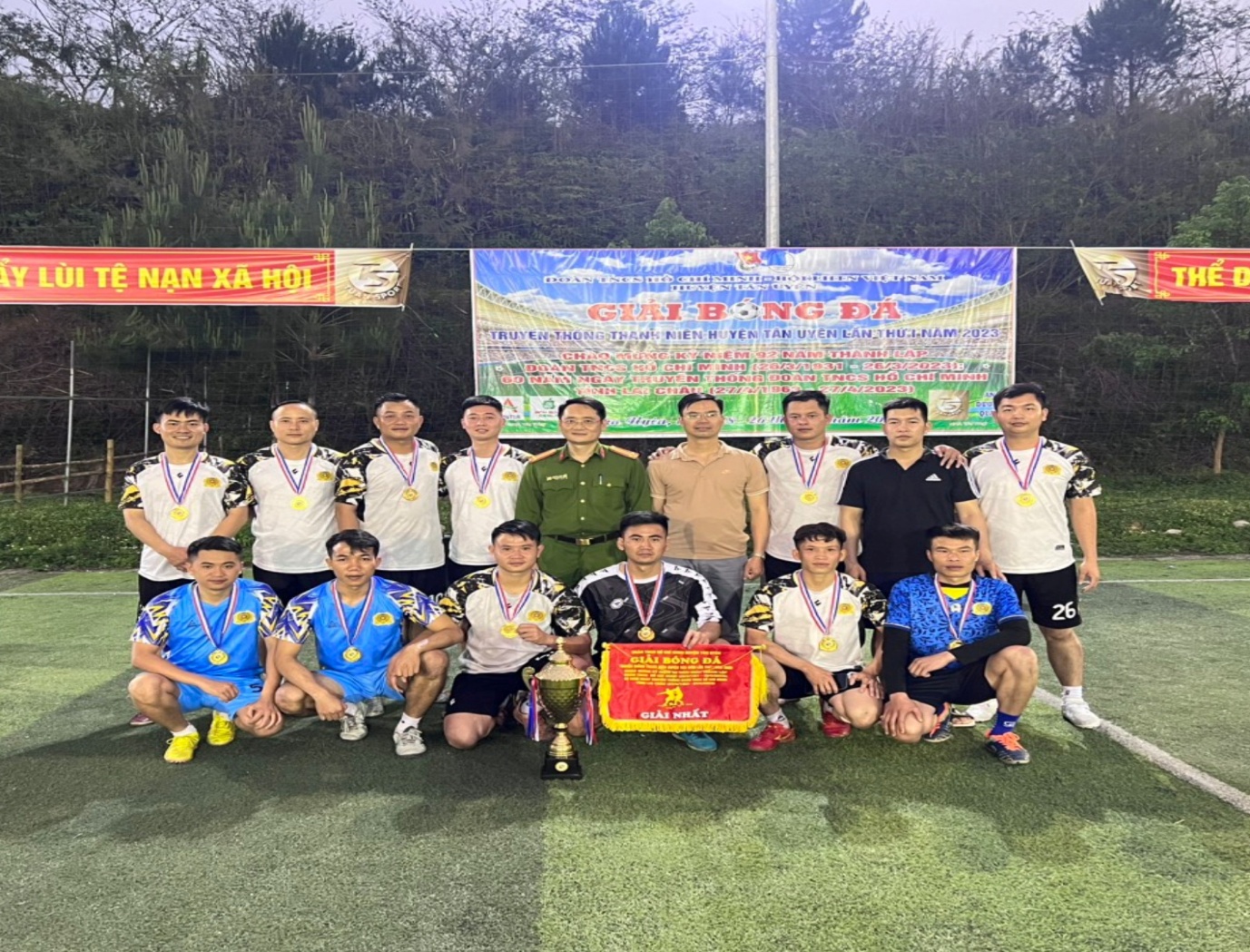 Đội bóng đá Đoàn Thanh niên Công an huyện Tân Uyên giành Cúp Vô địch