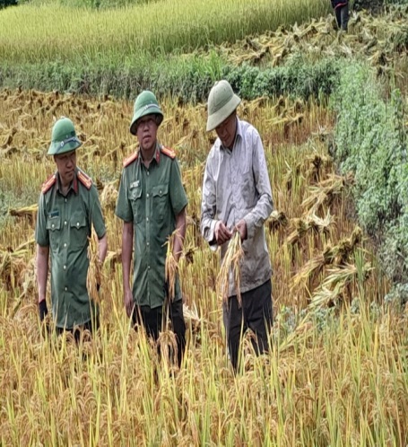 Cán bộ Phòng An ninh điều tra về với bản làng với nhân dân đem lại sự bình yên cho xã Tà Tổng, huyện Mường Tè