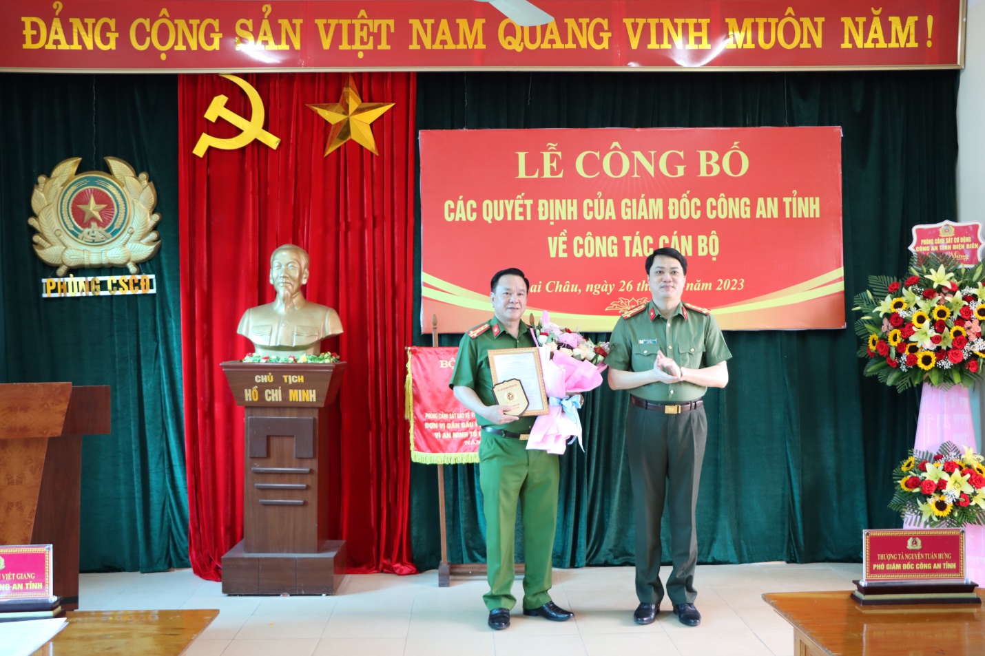 Đại tá Nguyễn Viết Giang - Giám đốc Công an tỉnh trao Quyết định nghỉ chờ chế độ hưu trí cho Đại tá Văn Thanh Hải