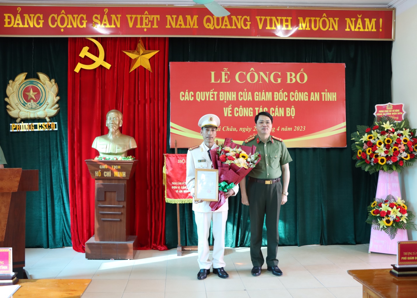 Đại tá Nguyễn Viết Giang - Giám đốc Công an tỉnh trao Quyết định bổ nhiệm Trưởng phòng Cảnh sát cơ động cho đồng chí Thượng tá Vũ Việt Dũng
