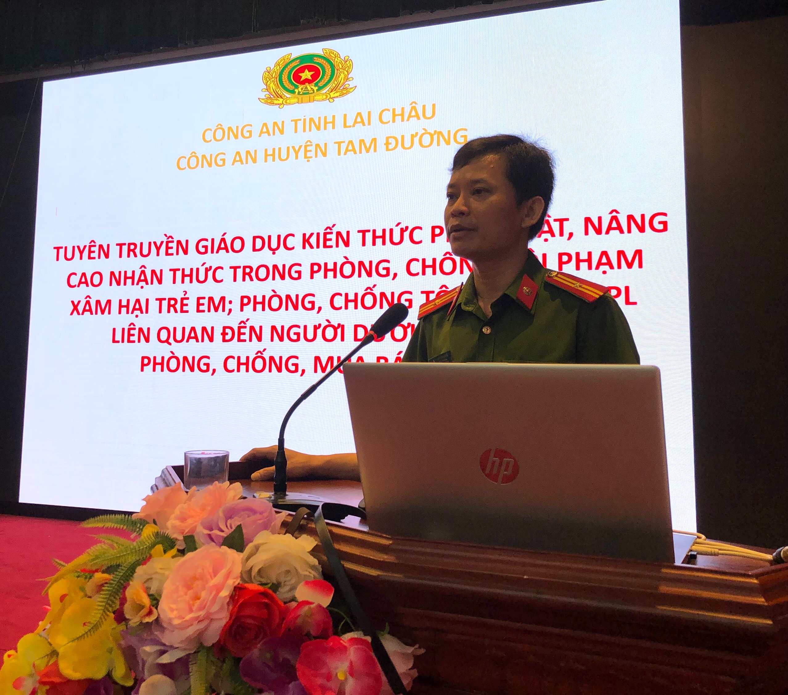 Đồng chí Thiếu tá Lò Văn Quốc, Đội trưởng Đội CSĐTTP về HS, MT, KT tuyên truyền nội dung phòng, chống tội phạm xâm hại trẻ em