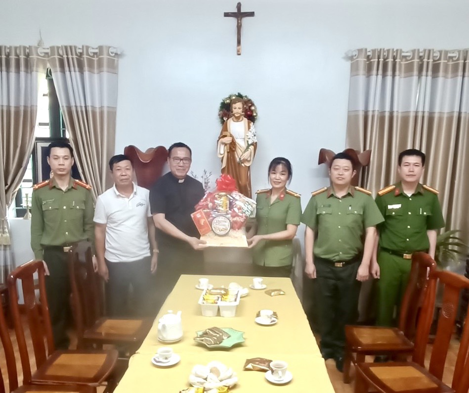 Trung tá Trần Thị Thanh tặng quà và thăm hỏi tình hình sức khỏe Linh mục Nguyễn Văn Thịnh, Quản nhiệm Giáo xứ Lai Châu.