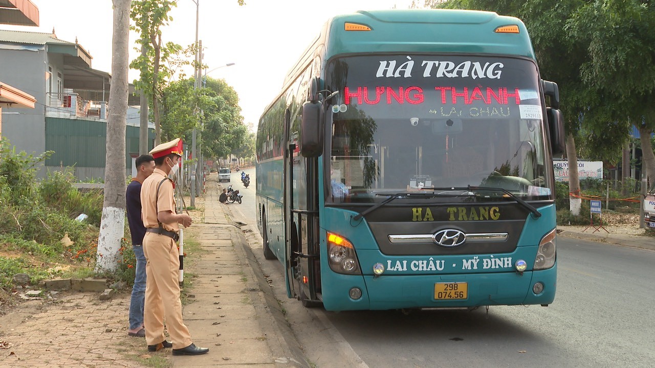 Lực lượng Cảnh sát giao thông tuyên truyền công tác đảm bảo an toàn giao thông cho lái xe khách