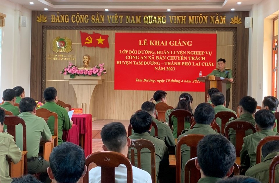 Đại tá Tao Văn Trường, Phó Giám đốc Công an tỉnh phát biểu tại lễ khai giảng