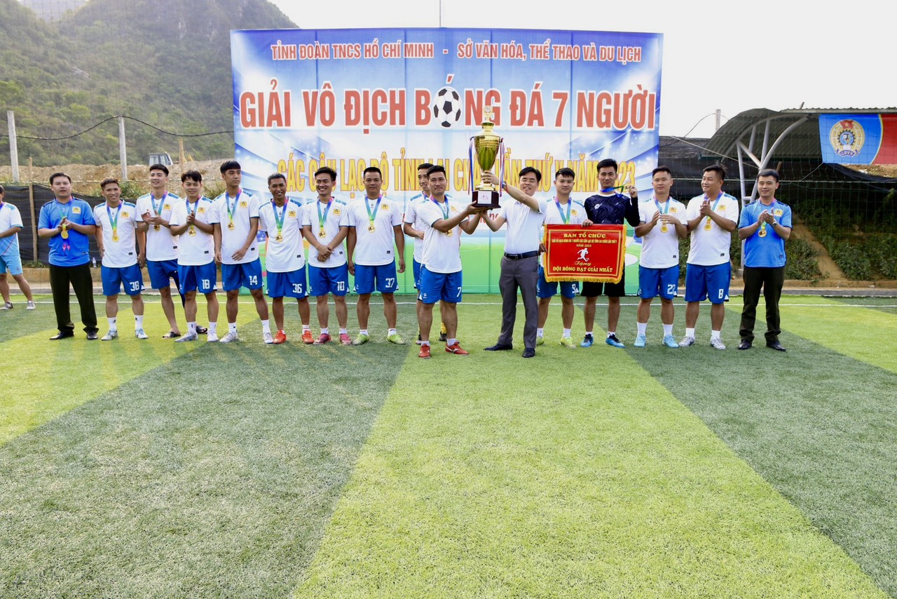 Đội bóng đá Công an tỉnh giành cúp vô địch tại giải đấu