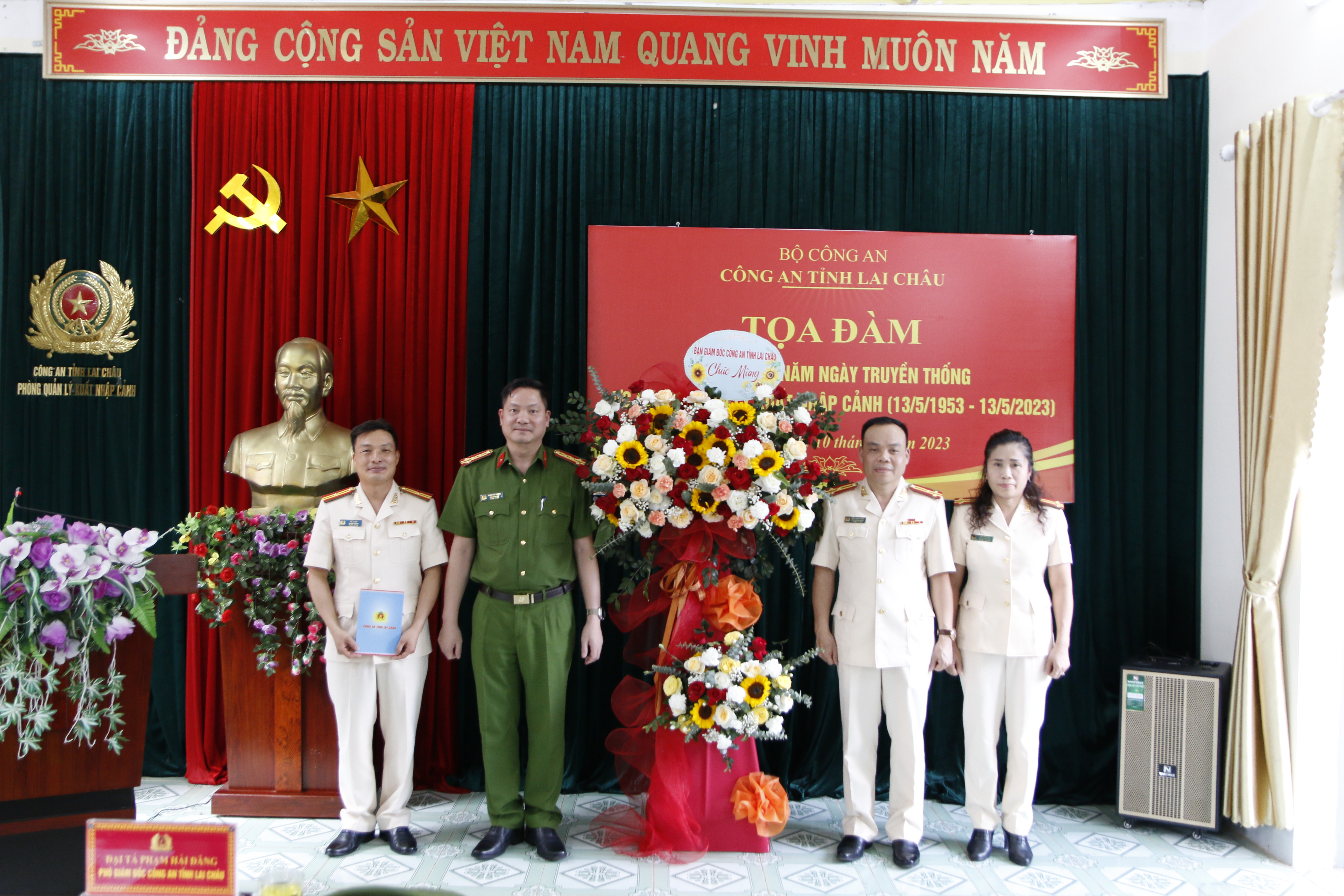 Đại tá Phạm Hải Đăng - Phó Giám đốc Công an tỉnh tặng hoa chúc mừng kỷ niệm 70 năm Ngày thành lập lực lượng Quản lý xuất nhập cảnh