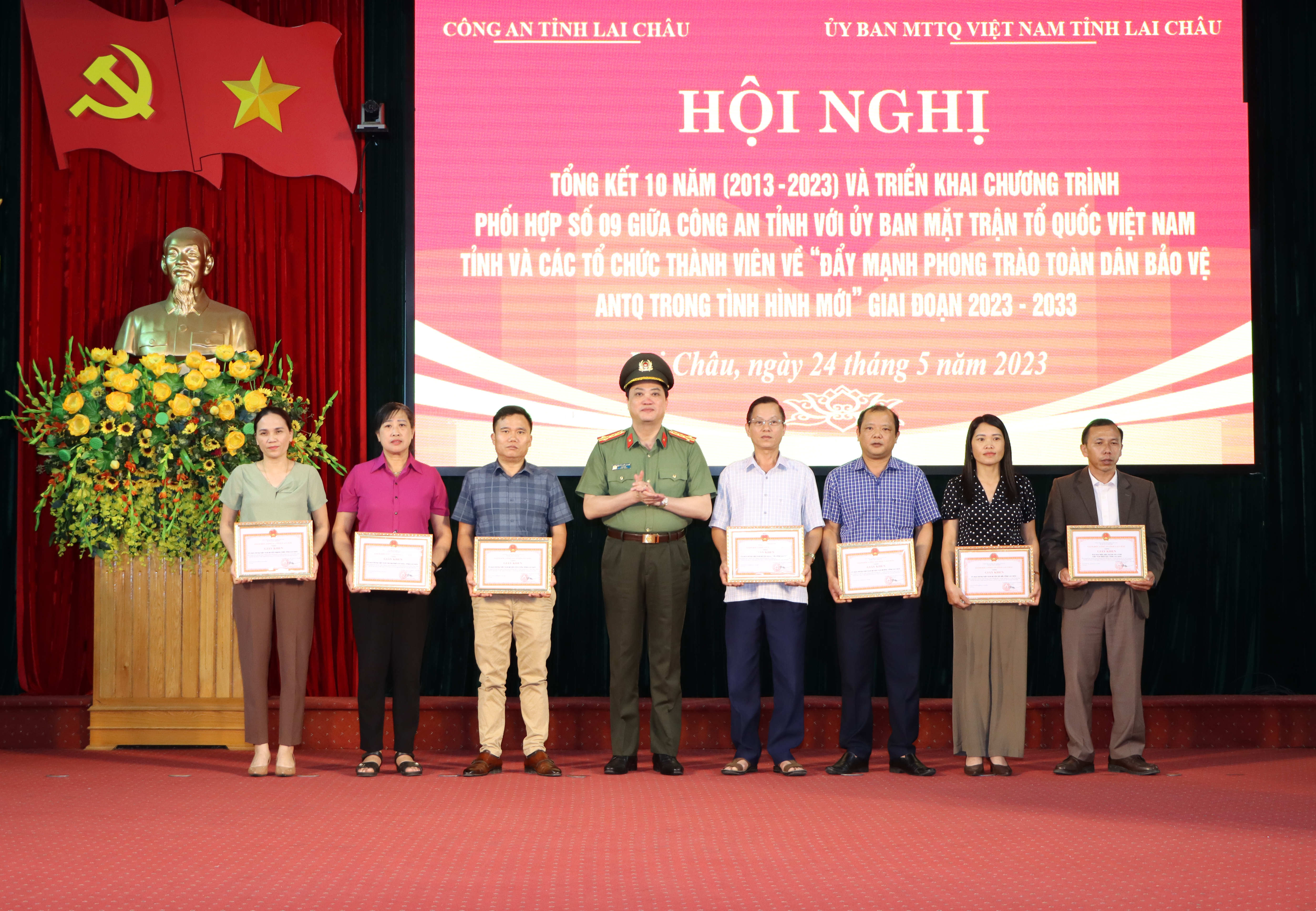 Đại tá Nguyễn Viết Giang Giám đốc Công an tỉnh tặng Giấy khen cho các tập thể