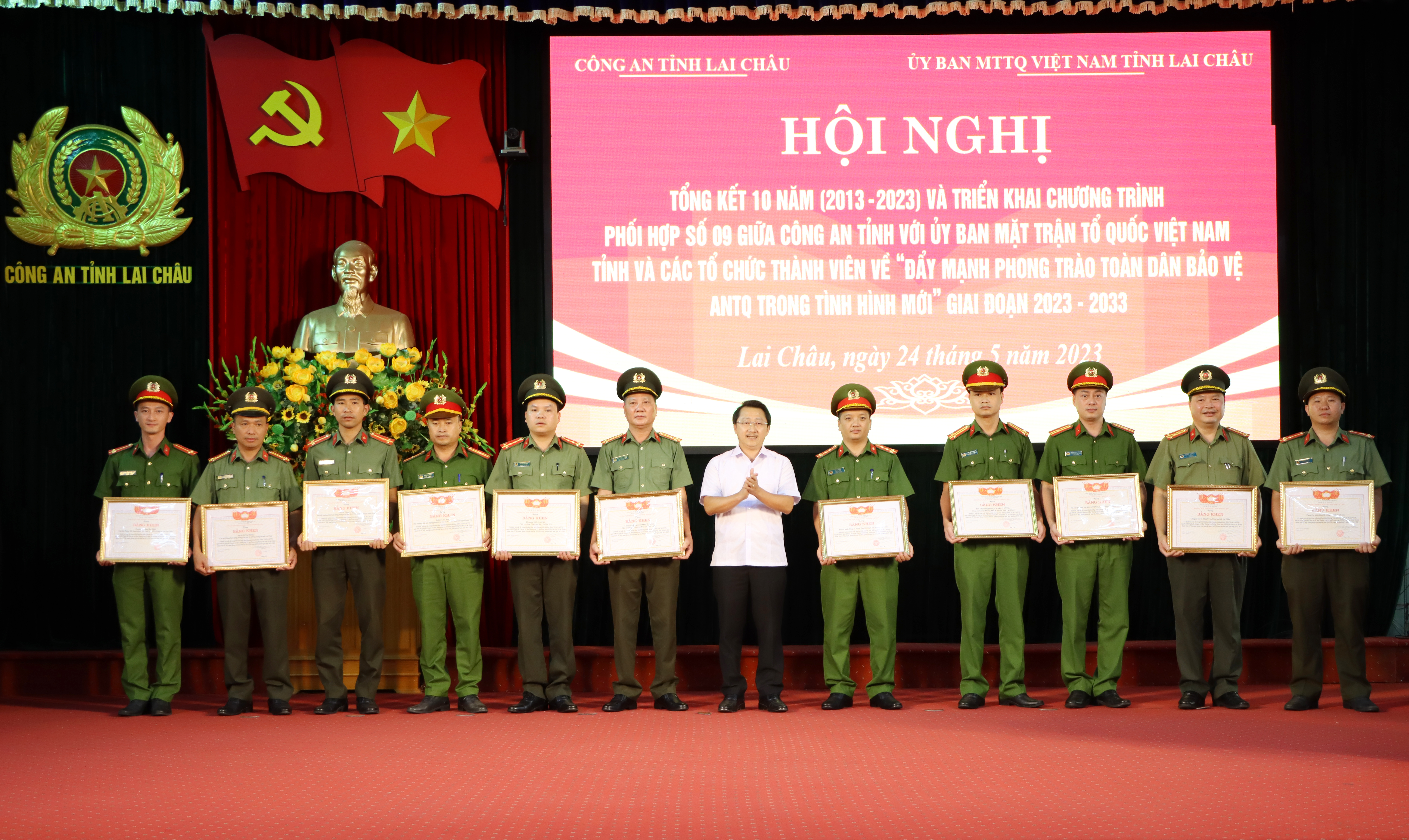 Đồng chí Sùng A Hồ Chủ tịch Ủy ban MTTQ Việt Nam tỉnh tặng Bằng khen cho các cá nhân