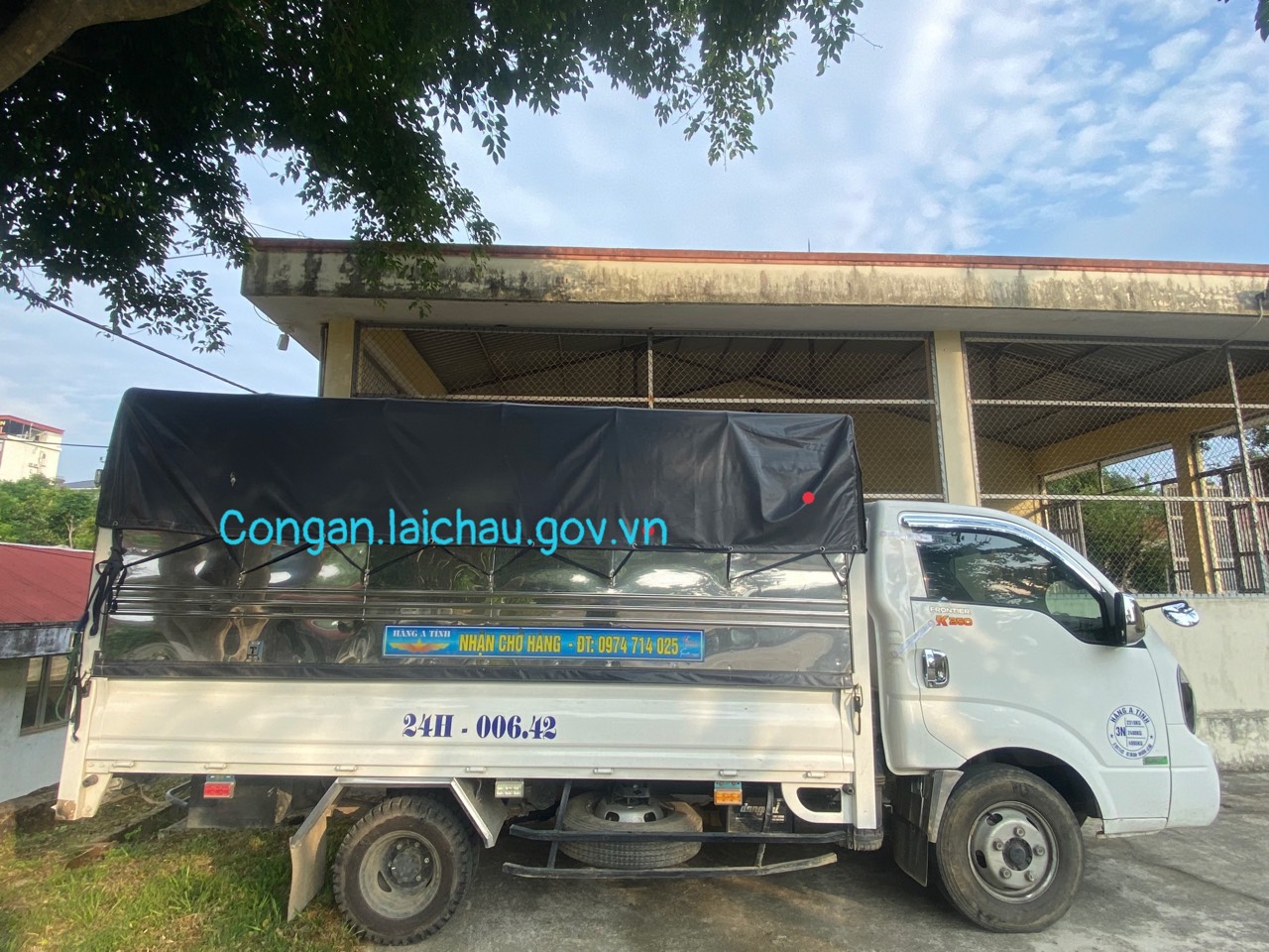 Chiếc xe tải do Hàng A Tính điều khiển chở quan tài và vòng hoa đưa đến trụ sở UBND xã Sơn Bình ngày 25/4/2023
