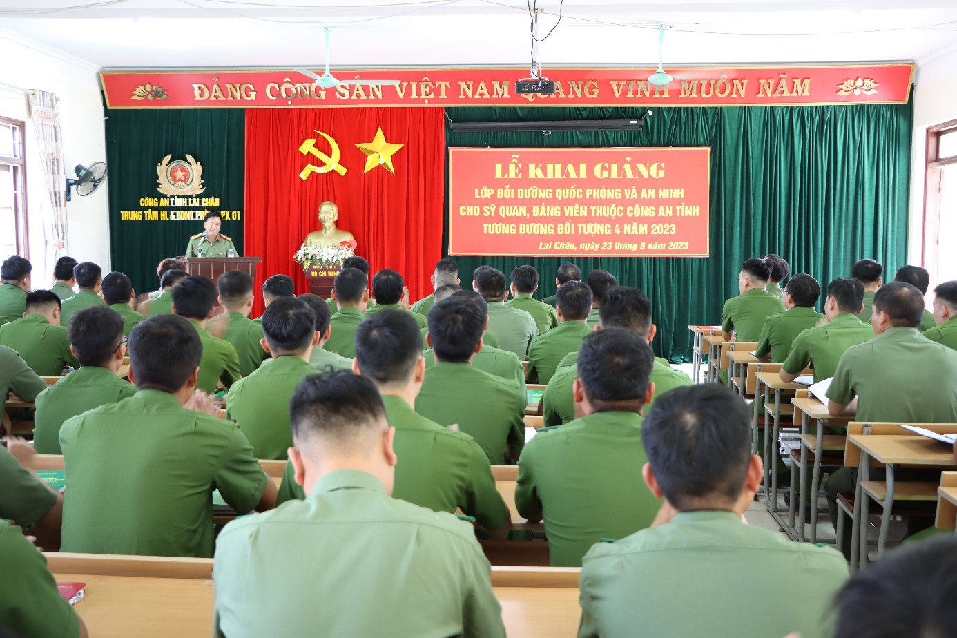 Đại tá Sùng A Súa - Phó giám đốc Công an tỉnh  phát biểu tại buổi lễ