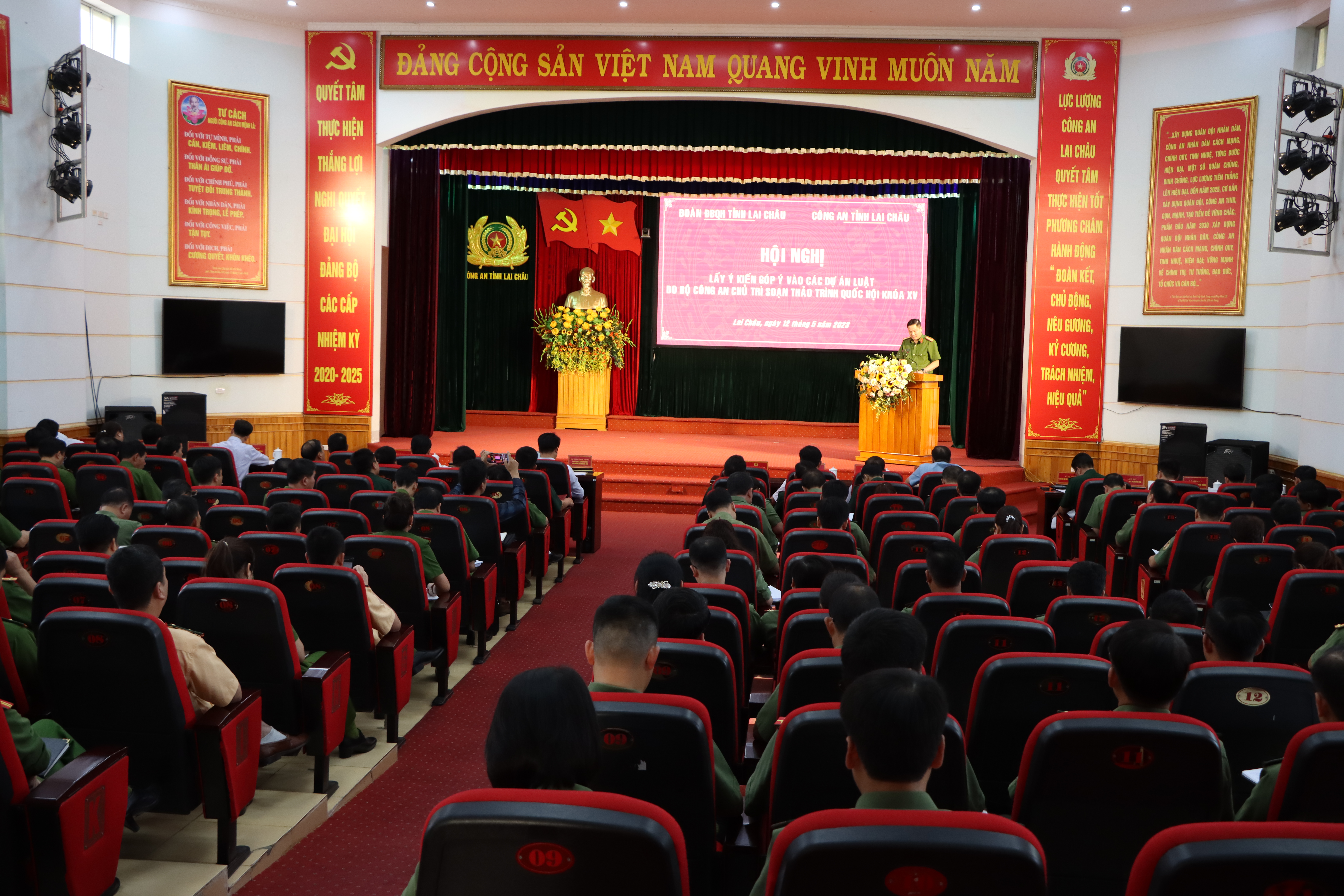 Đại tá Phạm Hải Đăng - Phó giám đốc Công an tỉnh phát biểu tại Hội nghị