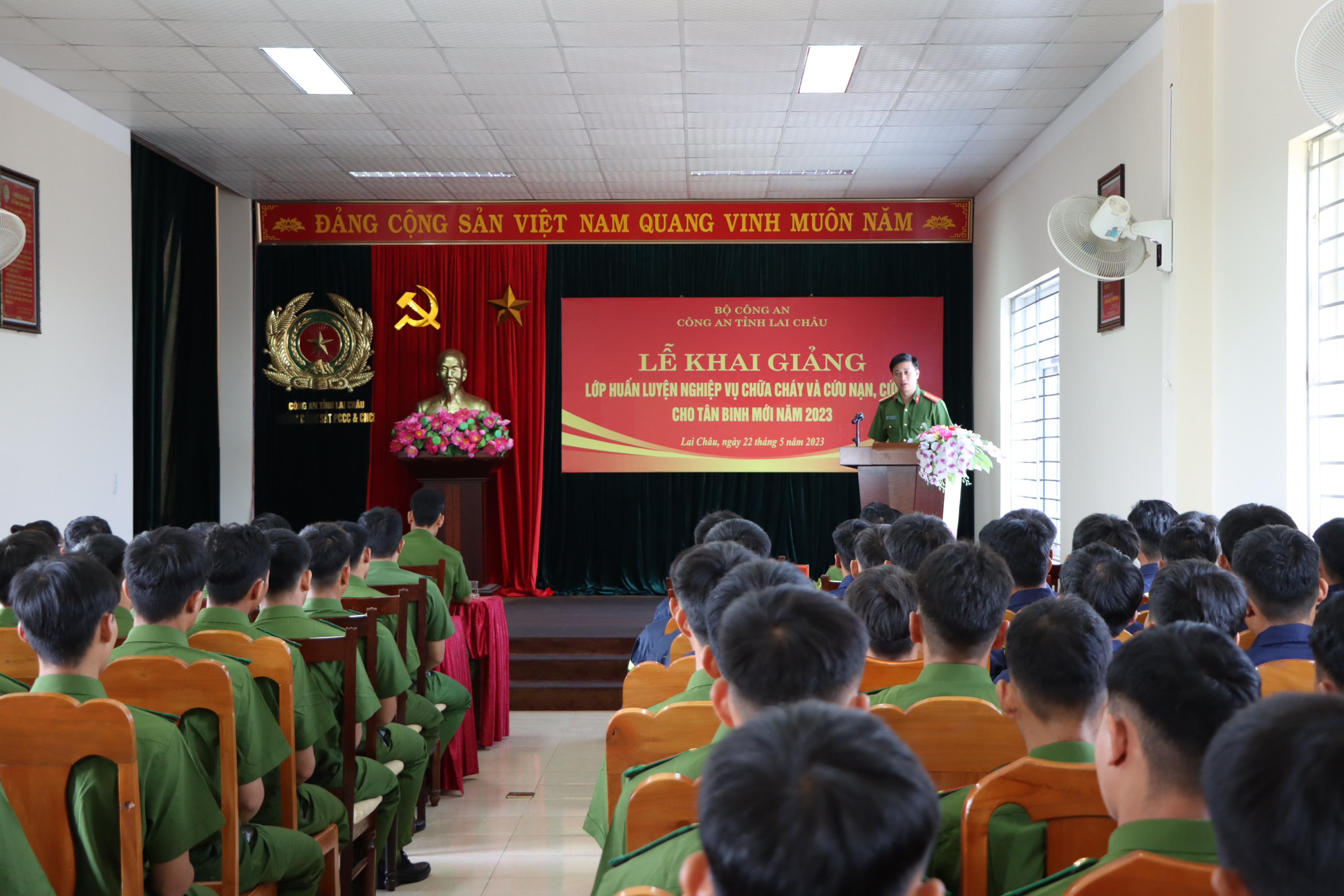 Thiếu tá Vũ Văn Hùng, Trưởng Phòng Cảnh sát PCCC và CNCH phát biểu khai giảng lớp học