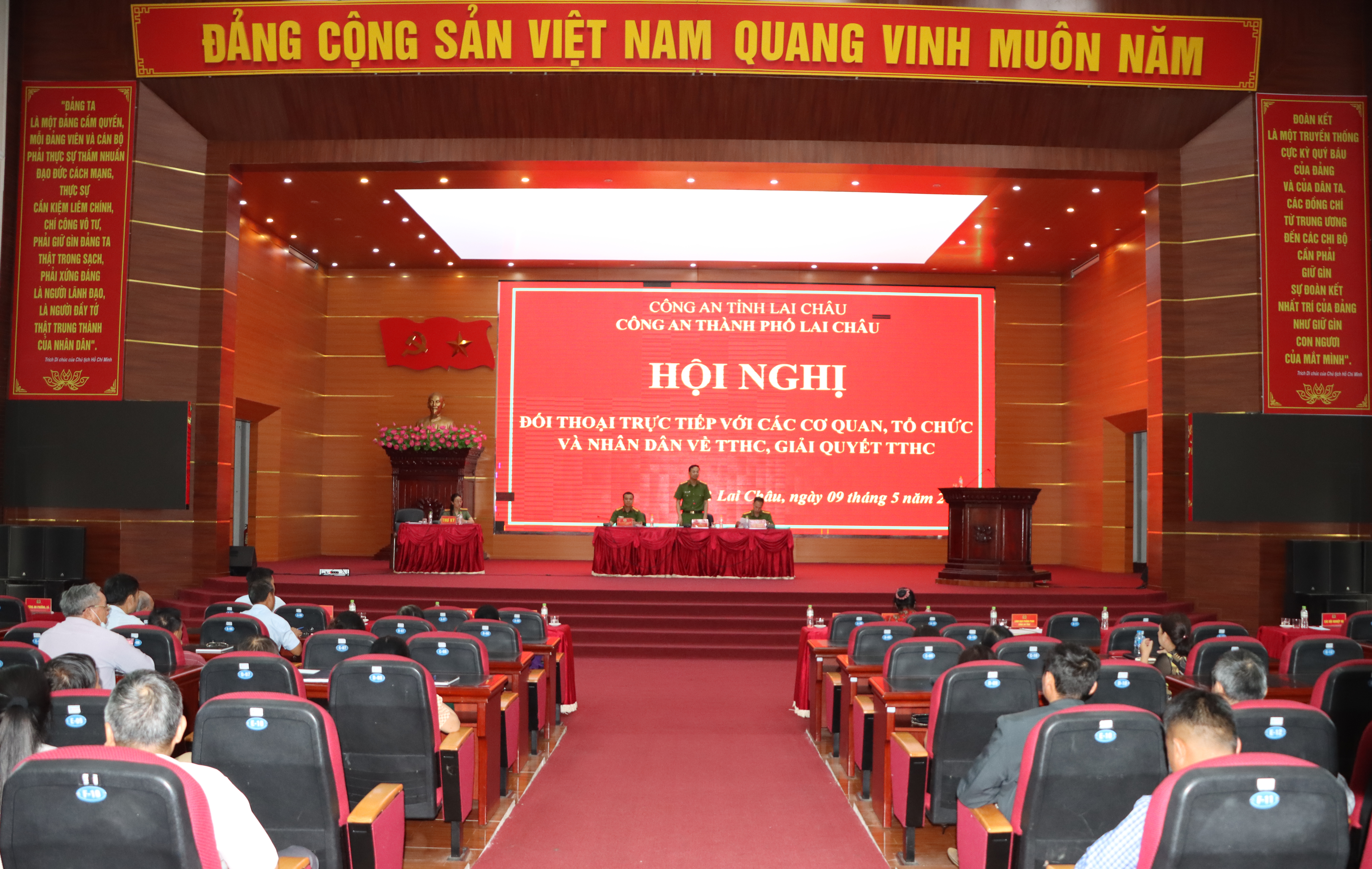 Thượng tá Hà Thái Hoàn Trưởng Công an thành phố chủ trì Hội nghị