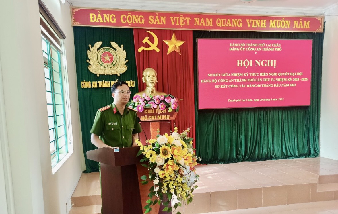 Đồng chí Thượng tá Thái Hoàn, Ủy viên Ban Thường vụ Thành ủy, Bí thư Đảng ủy, Trưởng Công an thành phố phát biểu tại Hội nghị
