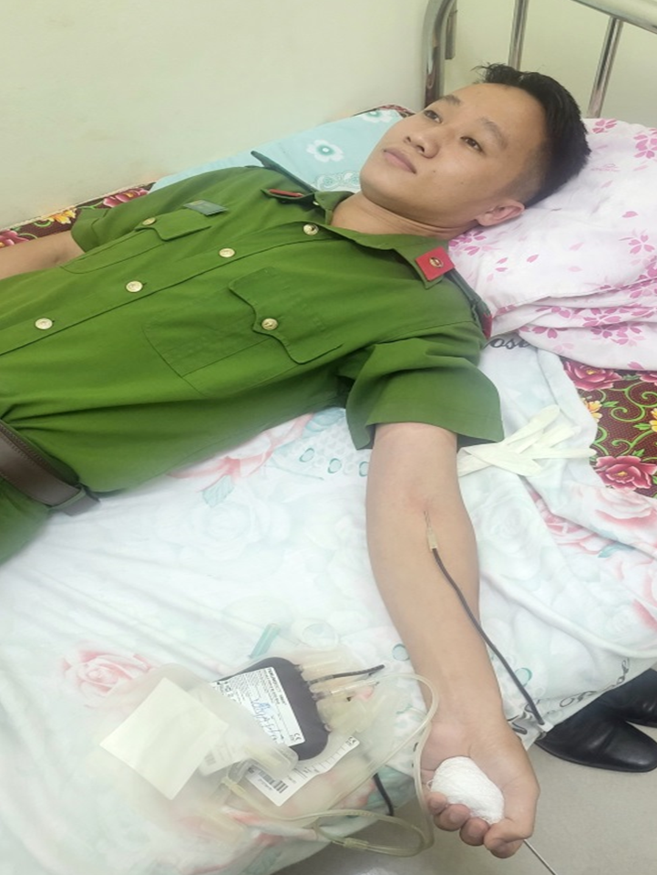 Trung sỹ Vàng A Phà - Chiến sỹ Đội Cảnh sát THAHS&HTTP, Công an huyện Mường Tè kịp thời hiến máu cứu người