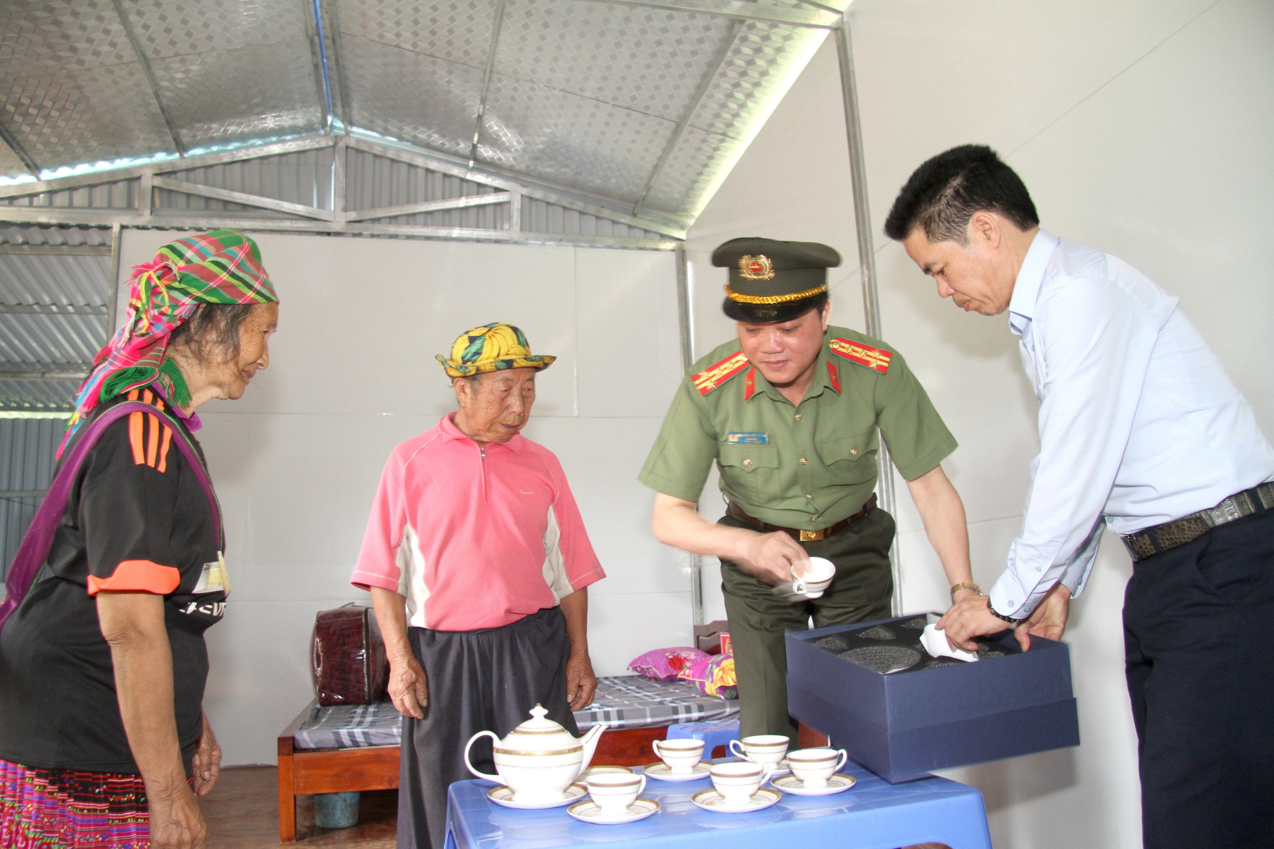 Công an tỉnh Lai Châu trao quà gia đình cụ ông cụ bà vào nhà mới