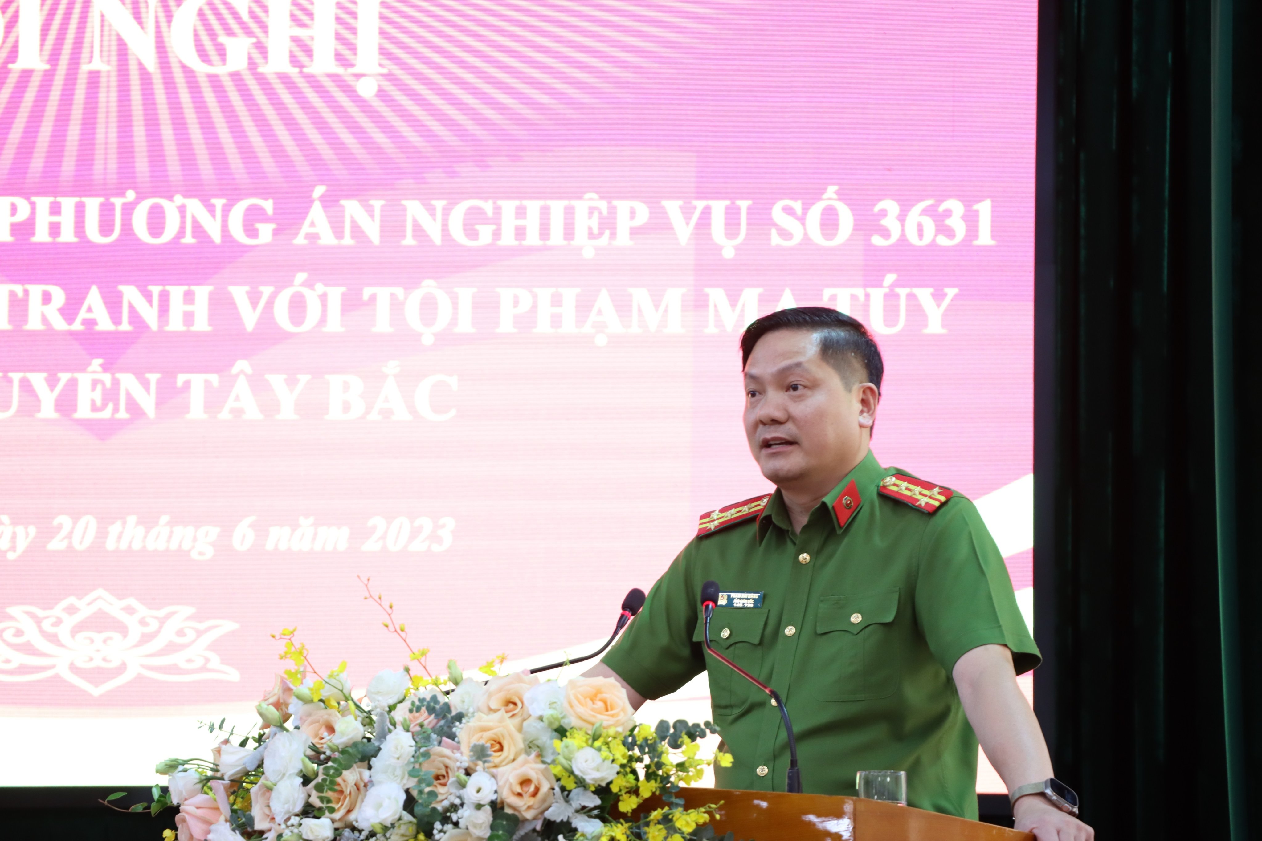 Đại tá Phạm Hải Đăng – Phó giám đốc Công an tỉnh Lai Châu tham luận tại Hội nghị