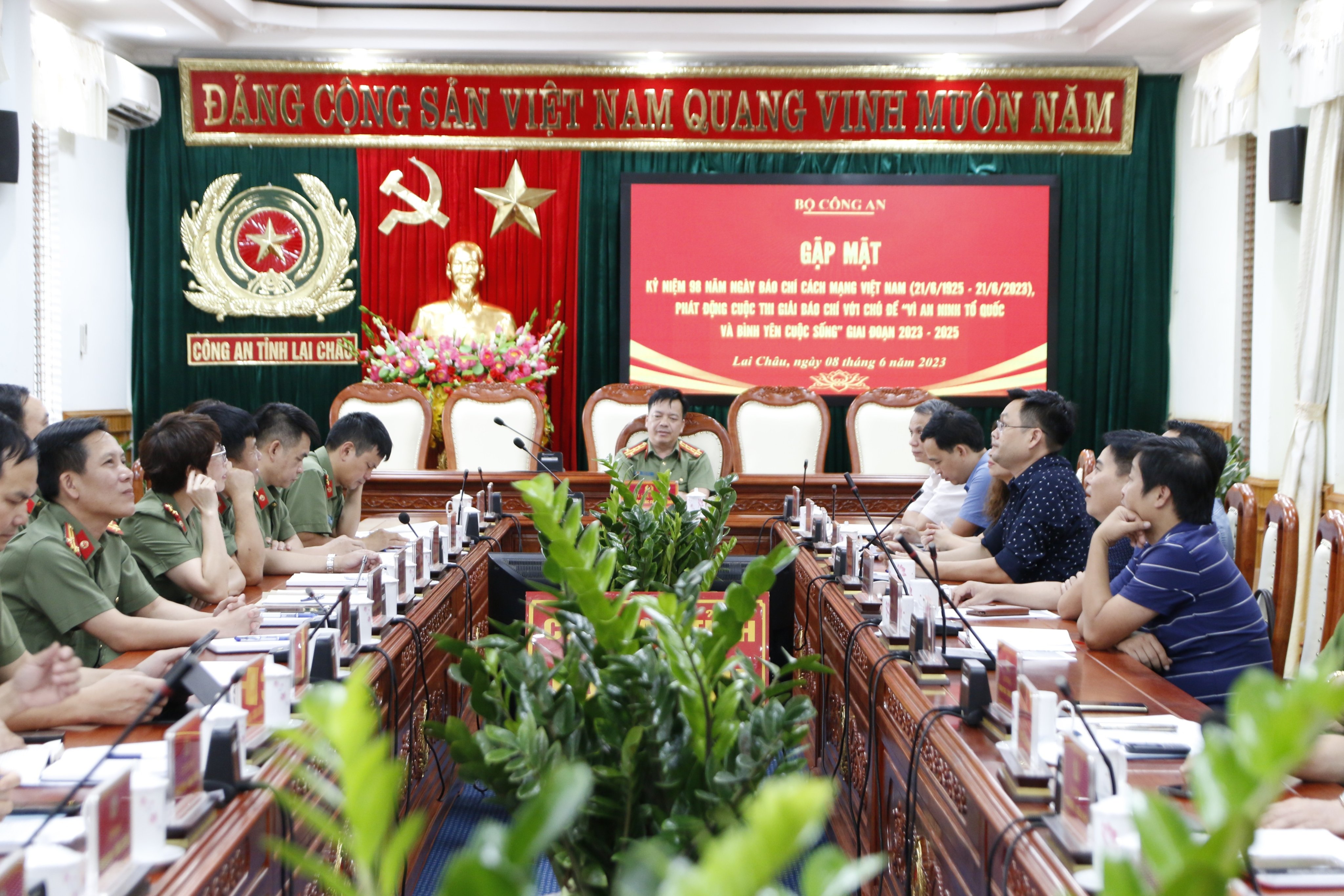 Đại tá Sùng A Súa   Phó giám đốc Công an tỉnh chủ trì tại điểm cầu Công an tỉnh Lai Châu
