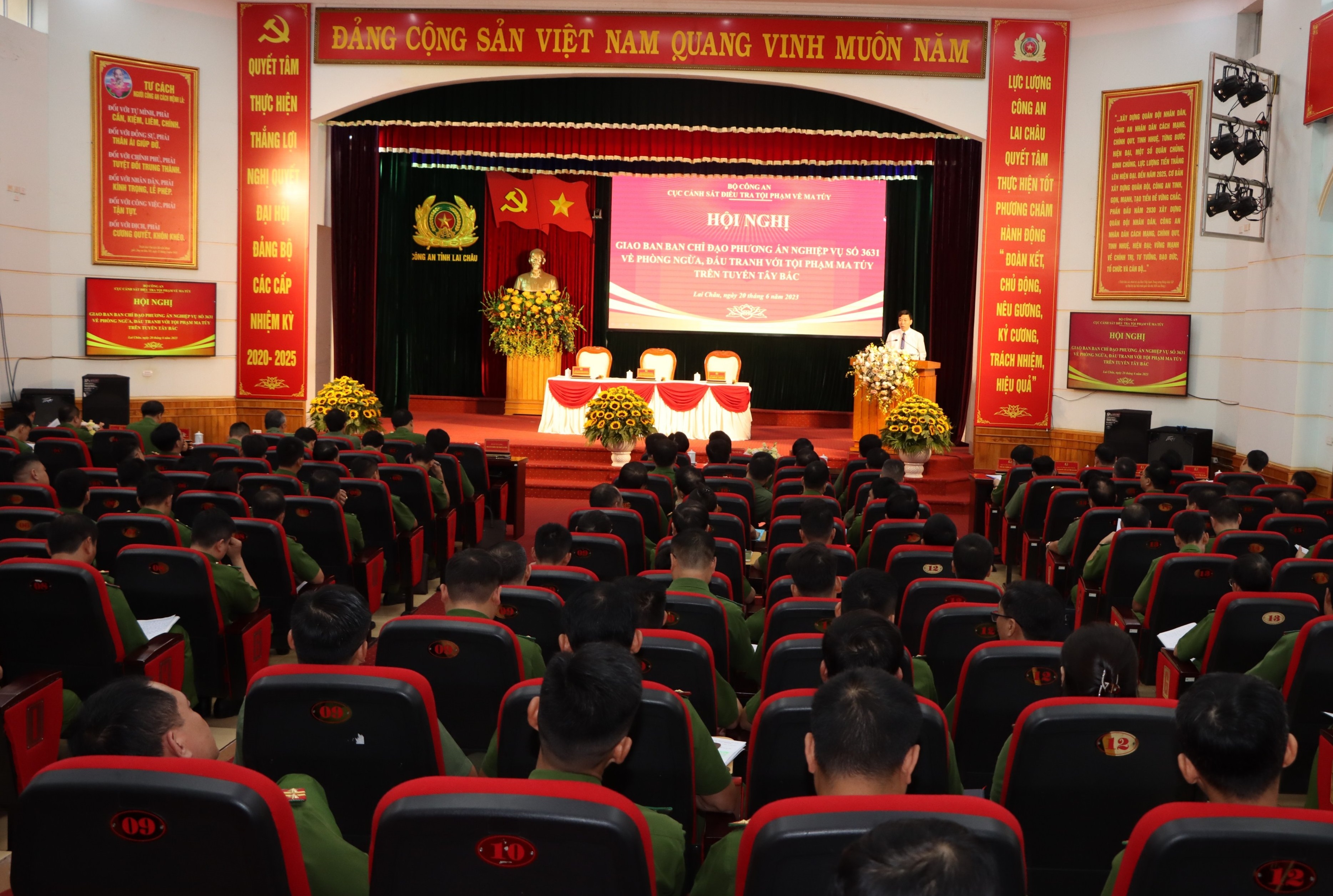 Đồng chí Lê Văn Lương – Phó Bí thư Thường trực Tỉnh ủy Lai Châu phát biểu tại Hội nghị