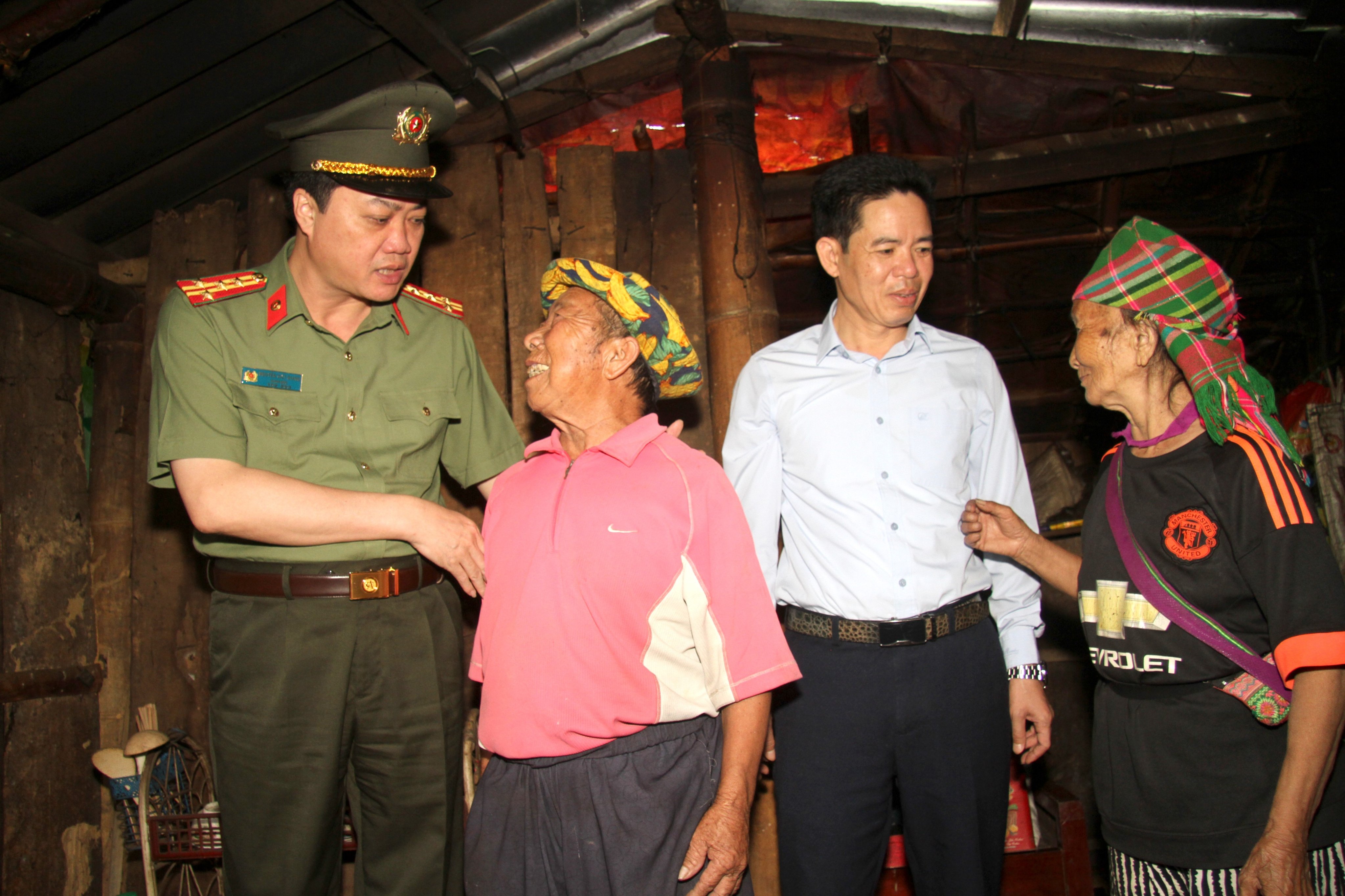 Giám đốc Công an tỉnh và Chính quyền thành phố Lai Châu thăm ngôi nhà cũ trước đây cụ ông Giàng A Súa và cụ bà Má Thị Tùng