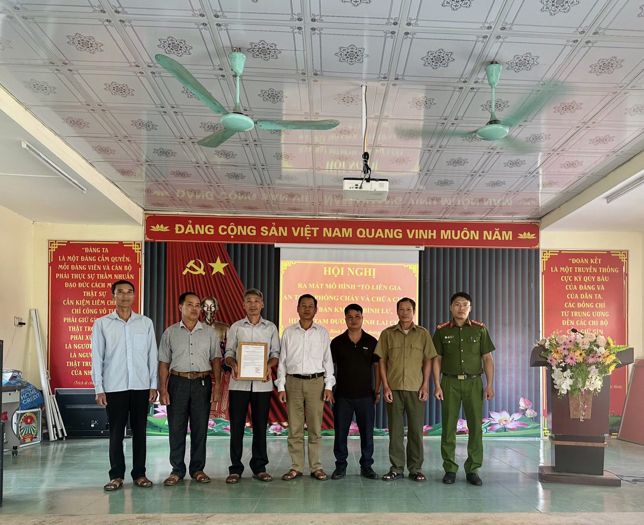 Ra mắt tổ liên gia an toàn PCCC tại bản Km2, xã Bình Lư