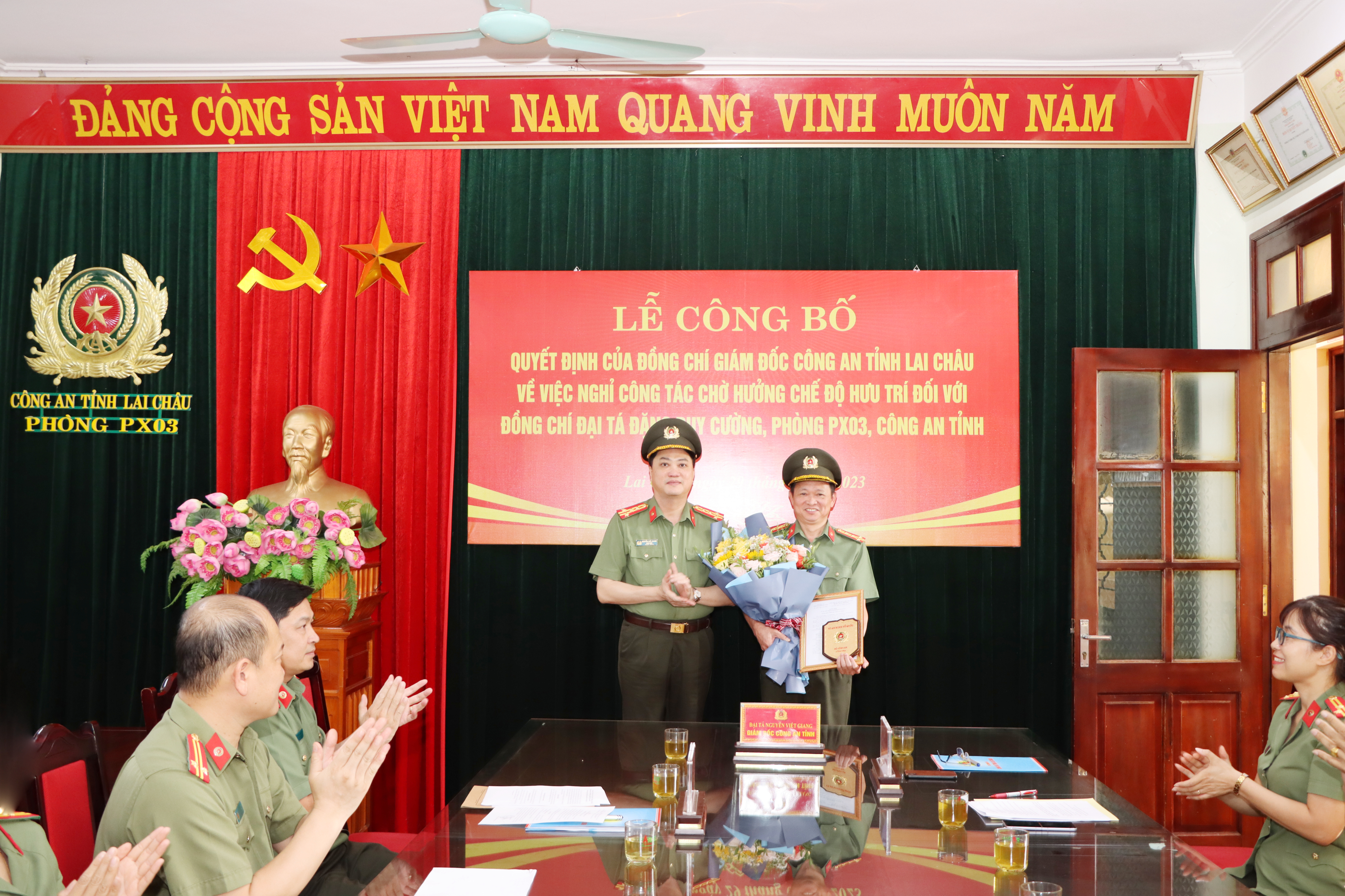 Đại tá Nguyễn Viết Giang - Giám đốc Công an tỉnh trao Quyết định, tặng hoa chúc mừng Đại tá Đặng Duy Cường