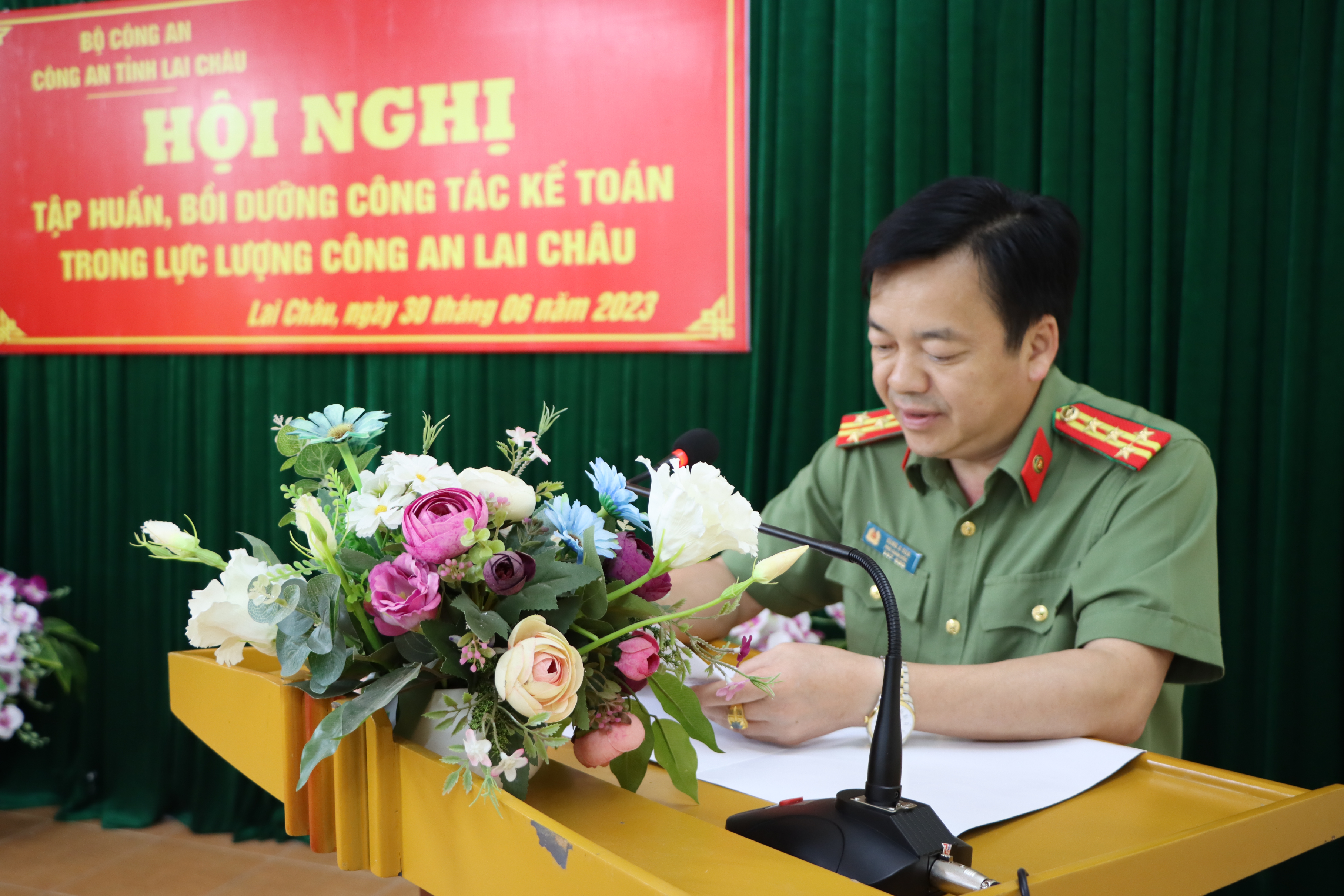 Đại tá Sùng A Súa - Phó giám Công an tỉnh phát biểu chỉ đạo hội nghị