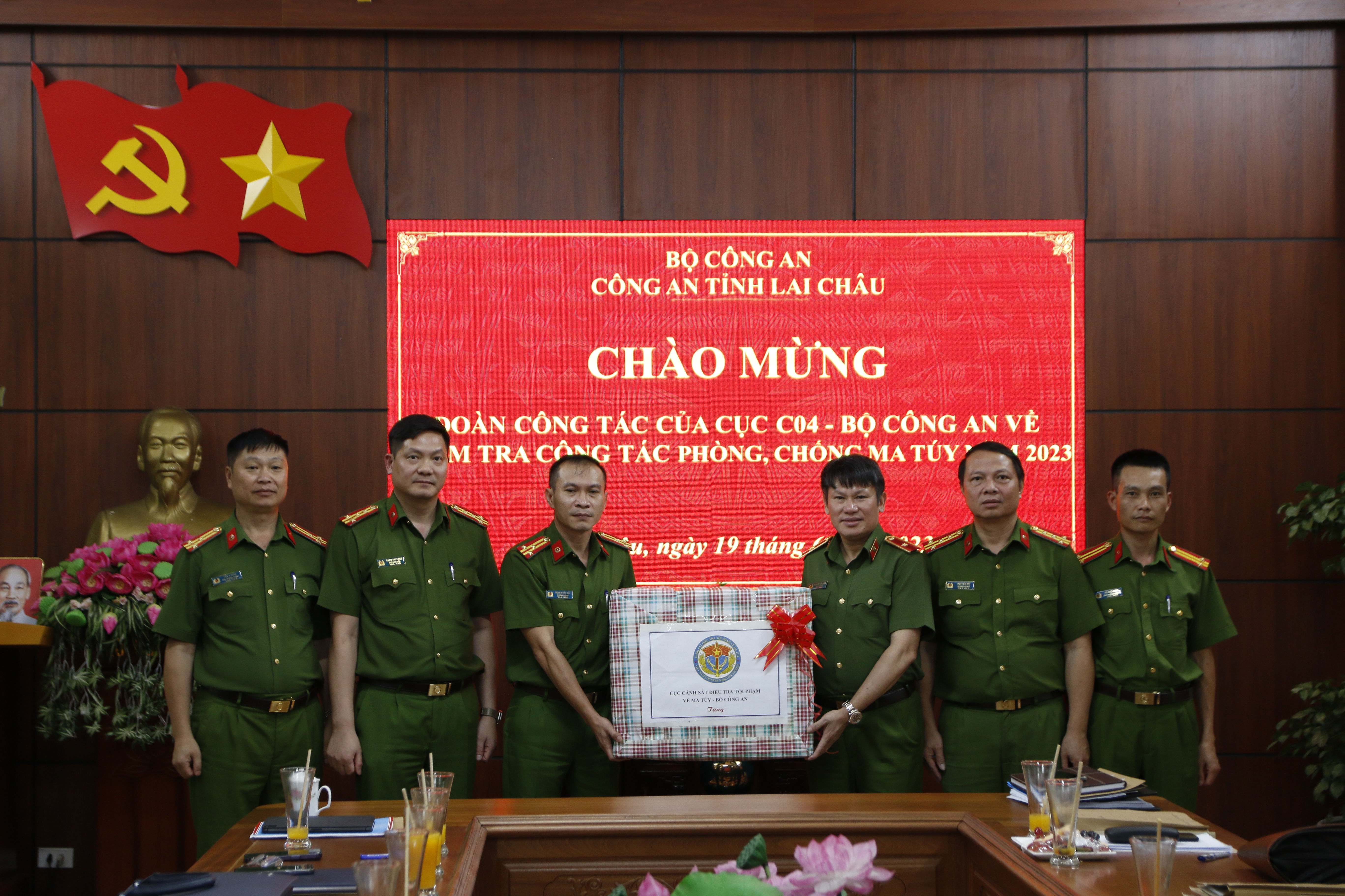 Thiếu tướng Nguyễn Văn Viện – Cục trưởng Cục Cảnh sát điều tra tội phạm về ma túy (Bộ Công an) cùng đoàn công tác tặng quà phòng Cảnh sát điều tra tội phạm về ma túy