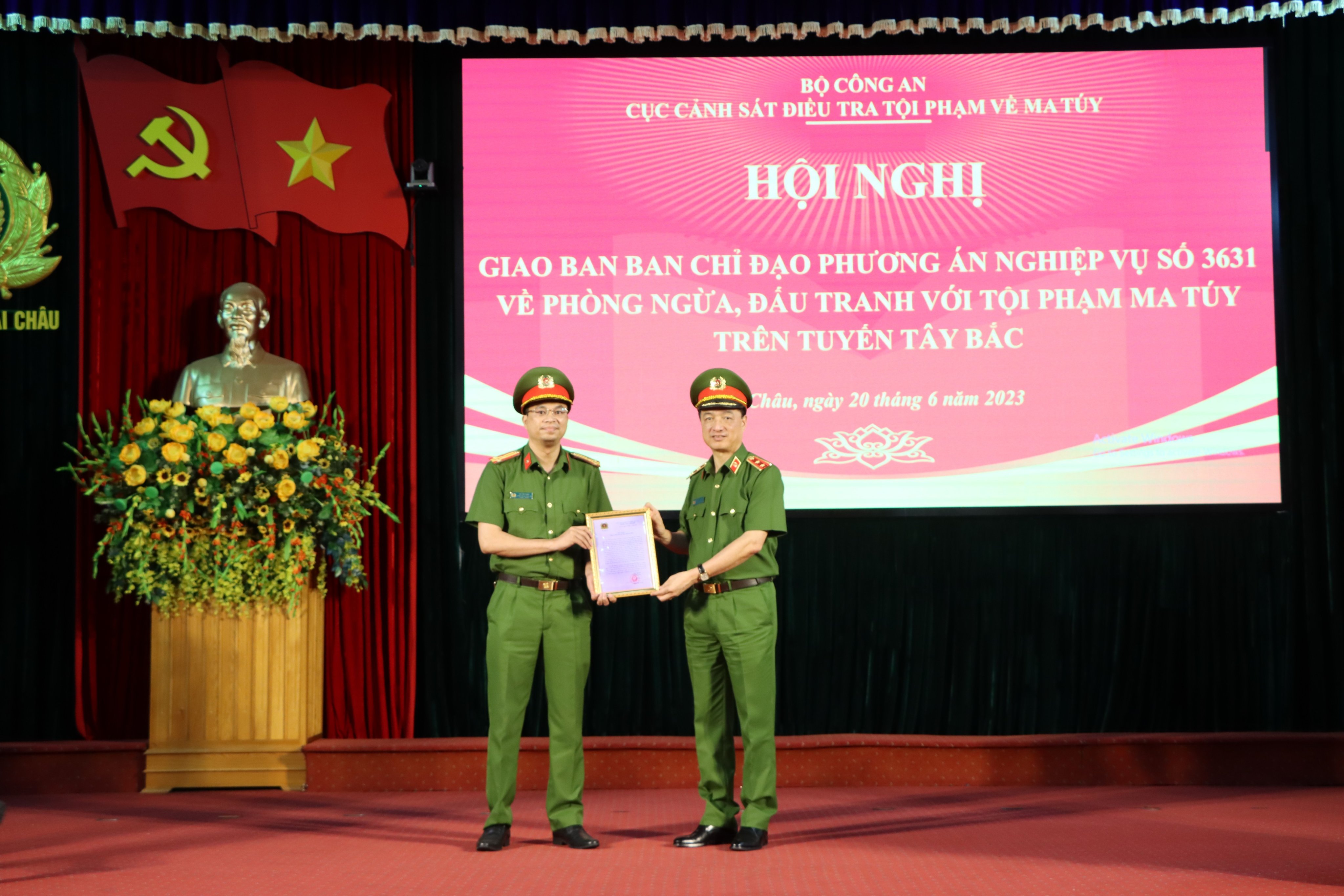 Thứ trưởng Nguyễn Duy Ngọc trao Thư khen của Bộ Công an cho Công an TP Lai Châu