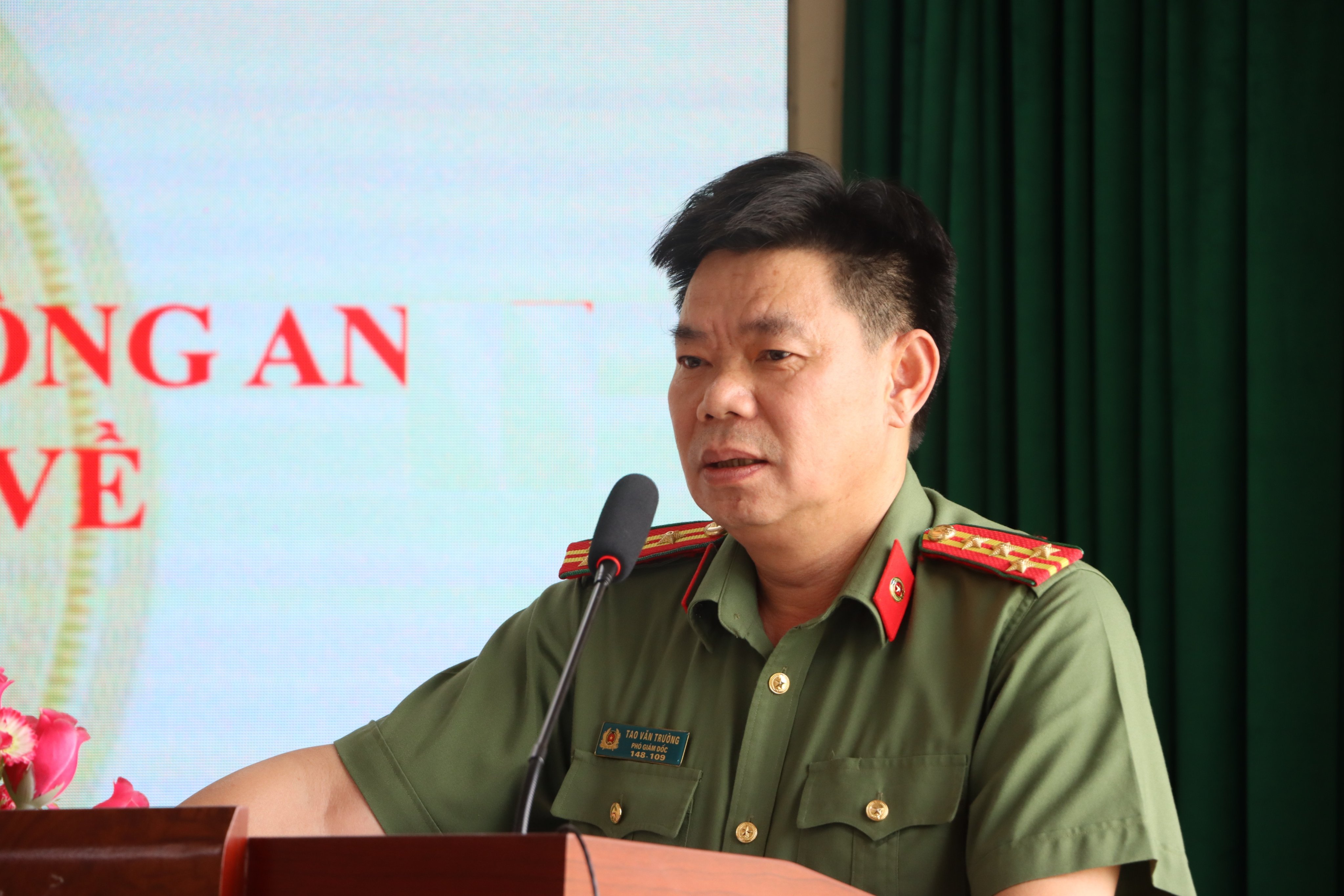 Đại tá Tao Văn Trường - Phó Giám đốc Công an tỉnh phát biểu tại hội nghị