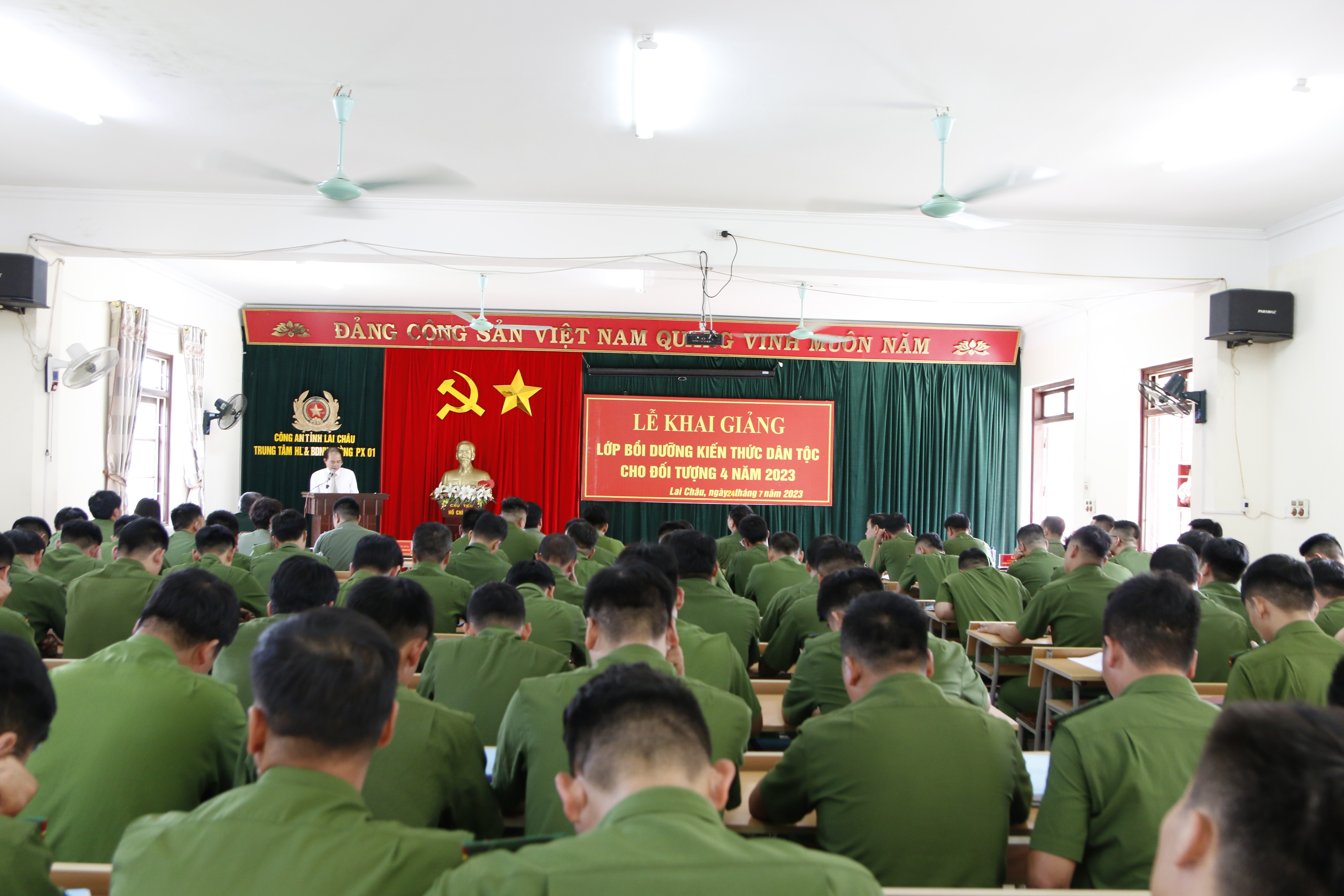 Đồng chí Nguyễn Văn Dũng – Giám đốc trung tâm bồi dưỡng kiến thức công tác dân tộc, Học viện dân tộc phát biểu tại lễ khai giảng 