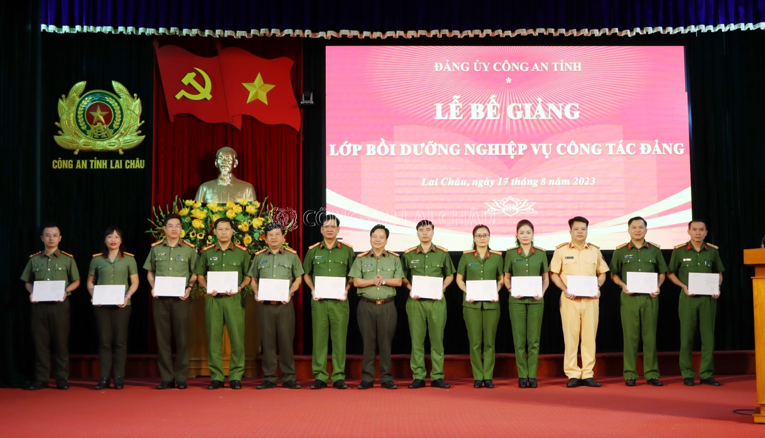 Đại tá Sùng A Súa - Phó Bí thư Đảng ủy, Phó giám đốc Công an tỉnh trao chứng chí các học viên